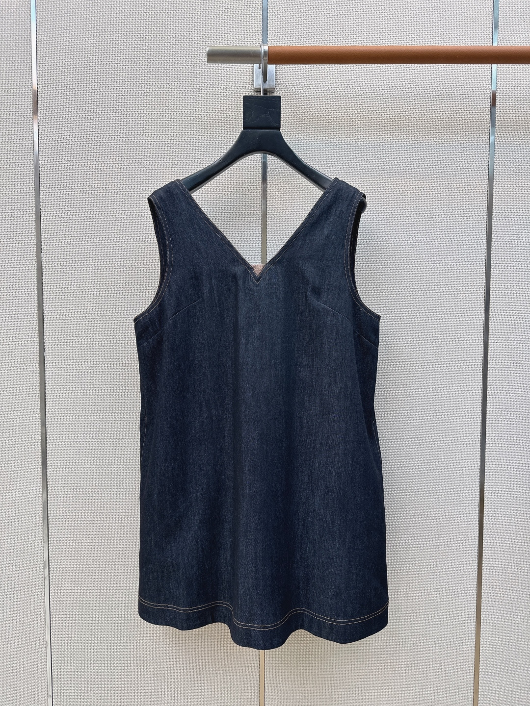 NO:744087,Exclusive first release Bc 26Ss————The latest spring and summer new product original color V-neck copper chain decorated denim vest dress classic H version minimalist design luxurious and not simple. It looks good when stacked with T-shirts and shirts. The upper body is versatile and capable, goddess style. Easy to control and interpret different styles for commuting. Recommend a set of combinations. One color ready for sale sml (S size bust 104 length 85 manual measurement error), women's clothing, skirts, shirts, tees, t-shirt,19860909独家首发 Bc 26Ss————春夏最新款新品原色V领铜链装饰牛仔背心裙经典H版型极简主义设计奢华不简 叠搭T恤衬衫都好看 上身百搭干练气场女神Style 通勤穿搭轻松驾驭演绎不同风格 推荐一套搭配 一色现货发售sml（s码胸围104衣长85手工测量存在误差）,女装,skirts,shirts,tees，t-shirt,,Women's clothing