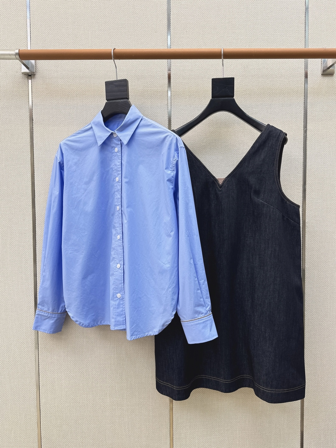 NO:744086,Exclusive first release of Bc 26Ss - the latest minimalist long-term blue shirt for spring and summer. Recommended versatile item. The copper chain decorative design on the cuffs is Italian simple and low-key. The classic version is versatile and not picky. A must-have item for a handsome and casual commuting wardrobe. One color ready for sale sml (S size shoulder width 44 bust 110 length 62 manual measurement error), women's clothing, shirts,19860909独家首发 Bc 26Ss————春夏最新款极简长期主义蓝色衬衫百搭单品推荐 袖口铜链装饰设计意式简约低调 经典版型百搭不挑人 帅气休闲通勤衣橱必备单品 一色现货发售sml（s码肩宽44胸围110衣长62手工测量存在误差）,女装,shirts,,Women's clothing