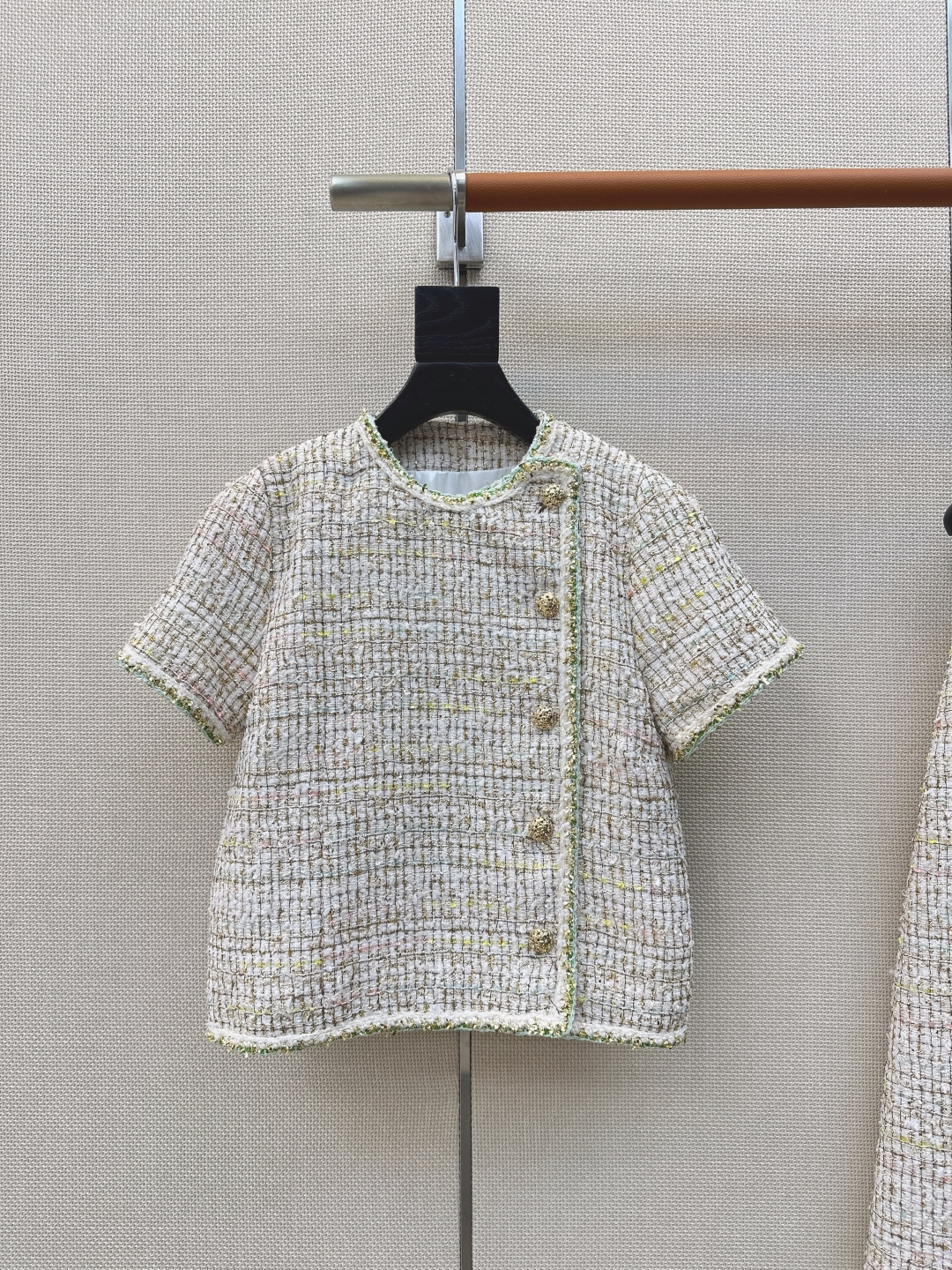 NO:744083,C Home 26Ss - the latest style of small fragrant style woven slub tweed short-sleeved jacket in early spring. The high-end woven fabric is super beautiful in real life. The three-dimensional texture is full of exquisiteness. The upper body has a noble temperament. The customized 3D three-dimensional tailoring version is very slim. It is practical and has a higher appearance. French socialite style is elegant and high-end. A must-have for rich families.  One color ready for sale sml (S size shoulder width 34 bust 88 length 48 manual measurement error), Chanel - clothing, chanel, chanel, jackets & coats, T-shirt,19860909C家 26Ss———早春最新款小香风编织粗纺花呢短袖外套绝美高级编织面料实物超美 立体肌理感精致感满满 上身自带一种高贵气质 定制3D立体剪裁版型巨显瘦 实穿度高颜值也更高 法式名媛风优雅又高级 富家千金必备 一色现货发售sml（s码肩宽34胸围88衣长48手工测量存在误差）,香奈儿-服装,chanel,chanel,jackets & coats,T-shirt,,Women's clothing