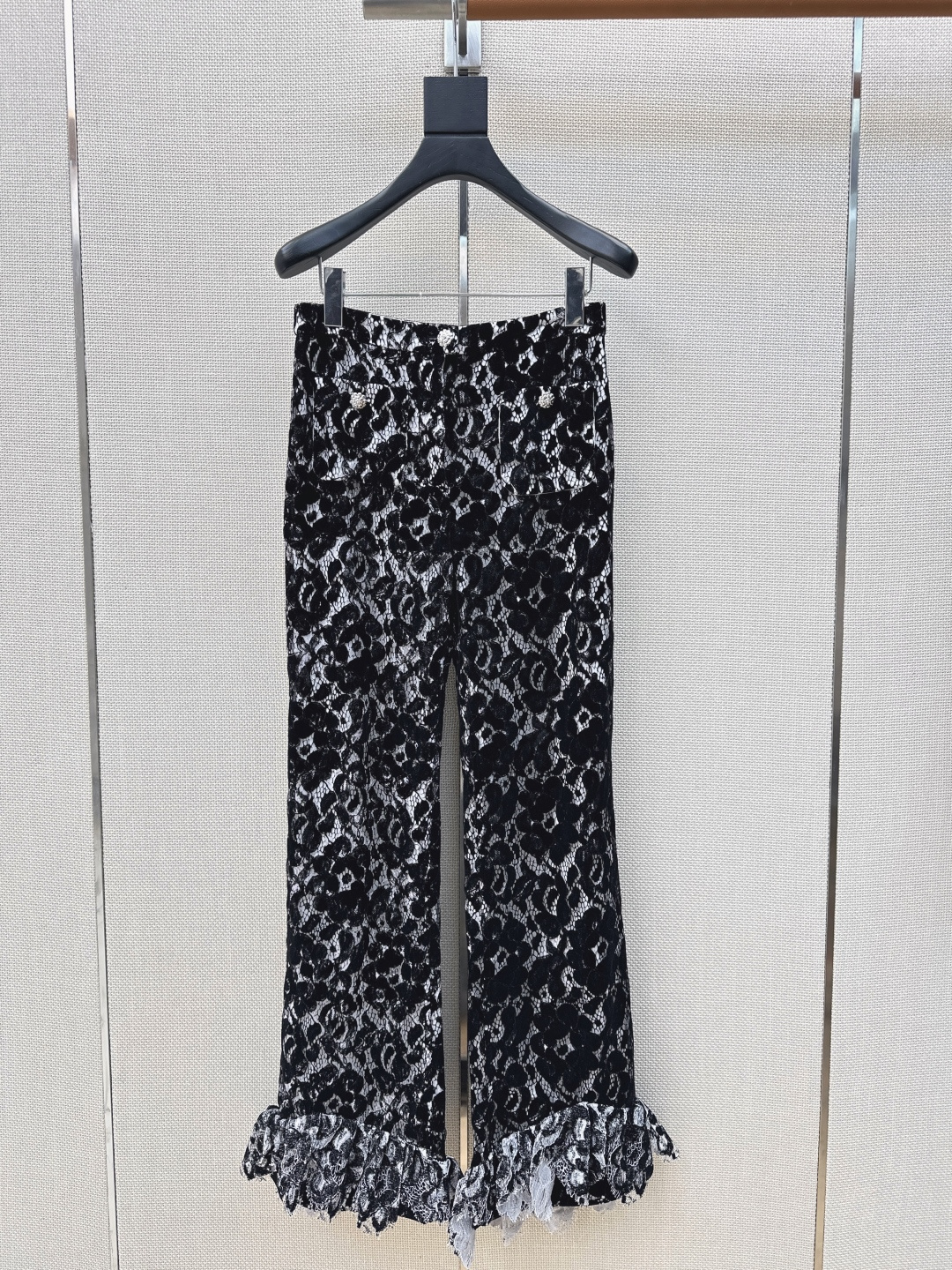 NO:744101,G-Dragon's same style C Home 26Ss————The latest spring and summer custom lace lace suit round neck lace jacket + trumpet lace trousers yb developed customized water-soluble lace fabric with high-grade texture The outer layer of water-soluble lace is covered with petals with clear texture The details show the gorgeous design sense The layered cake lace trousers and cuffs echo up and down, adding a noble and elegant atmosphere Commuting and attending important occasions Showing a luxurious atmosphere Developed in one color Ready for sale sml (S size jacket  Shoulder width 38 Bust 88 Length 52 Pants Waist 68 Hips 88 Pants length 102 Manual measurement error) Pants, Chanel-clothing, chanel, chanel, jackets & coats,19860909权志龙同款 C家 26Ss————春夏最新款定制花边蕾丝套装圆领蕾丝外套+喇叭花边长裤 yb开发定制水溶蕾丝面料 质感高级 外层水溶蕾丝满铺花瓣肌理清晰 细节彰显华丽设计感 层叠蛋糕花边裤脚与袖口上下呼应 增添高贵优雅气息 通勤与出席重要场合 展现奢华气息 一色分开发 现货发售sml（s码外套 肩宽38胸围88衣长52 裤 腰围68臀围88裤长102手工测量存在误差）裤,香奈儿-服装,chanel,chanel,jackets & coats,,Women's clothing