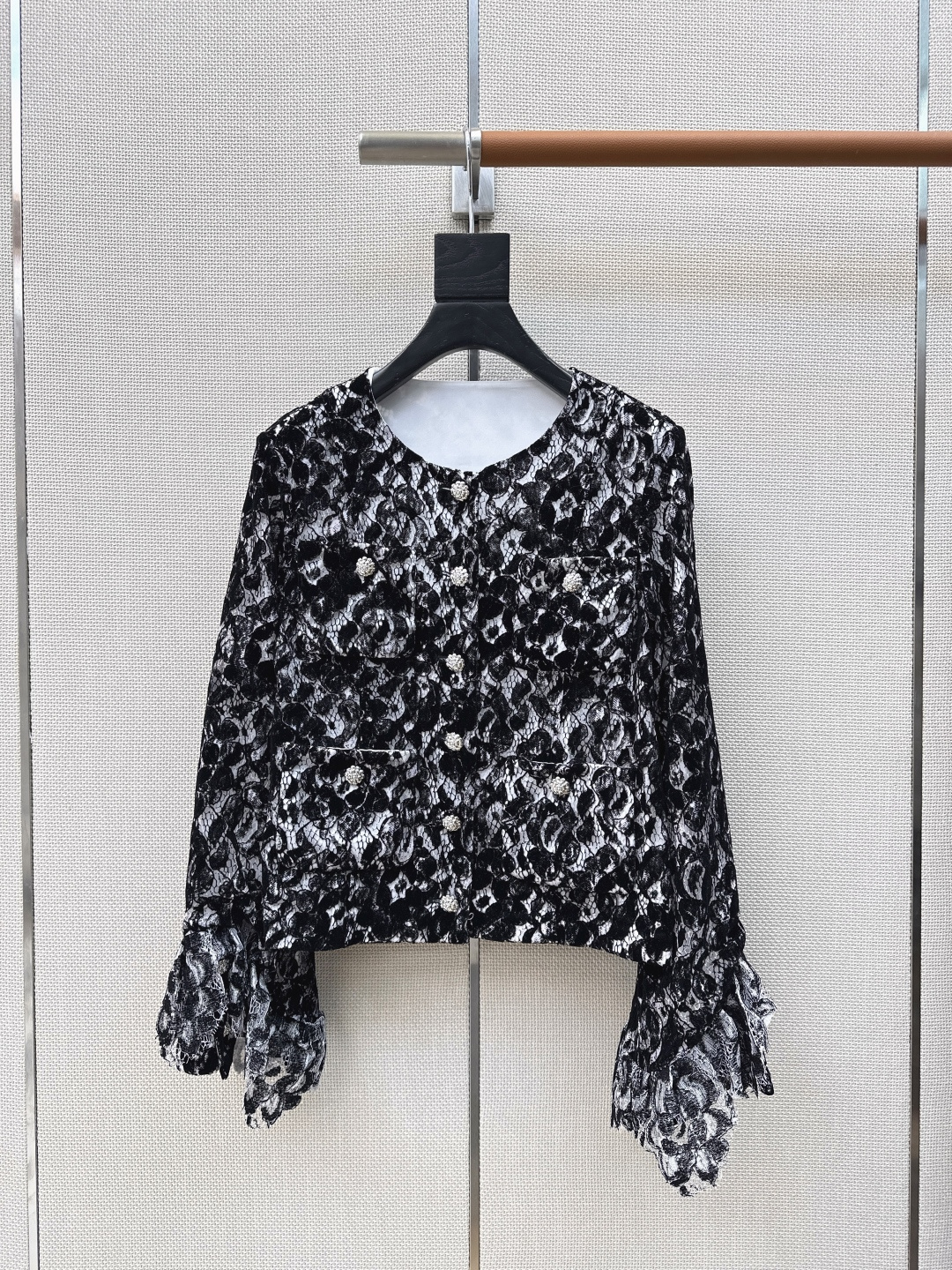 NO:744104,G-Dragon's same style C Home 26Ss————The latest spring and summer custom lace lace suit round neck lace jacket + trumpet lace trousers yb developed customized water-soluble lace fabric with high-grade texture The outer layer of water-soluble lace is covered with petals with clear texture The details show the gorgeous design sense The layered cake lace trousers and cuffs echo up and down, adding a noble and elegant atmosphere Commuting and attending important occasions Showing a luxurious atmosphere Developed in one color Ready for sale sml (S size jacket  Shoulder width 38 Bust 88 Length 52 Pants Waist 68 Hips 88 Pants length 102 Manual measurement error) Jackets, Chanel-clothing, chanel, chanel, jackets & coats,19860909权志龙同款 C家 26Ss————春夏最新款定制花边蕾丝套装圆领蕾丝外套+喇叭花边长裤 yb开发定制水溶蕾丝面料 质感高级 外层水溶蕾丝满铺花瓣肌理清晰 细节彰显华丽设计感 层叠蛋糕花边裤脚与袖口上下呼应 增添高贵优雅气息 通勤与出席重要场合 展现奢华气息 一色分开发 现货发售sml（s码外套 肩宽38胸围88衣长52 裤 腰围68臀围88裤长102手工测量存在误差）外套,香奈儿-服装,chanel,chanel,jackets & coats,,Women's clothing