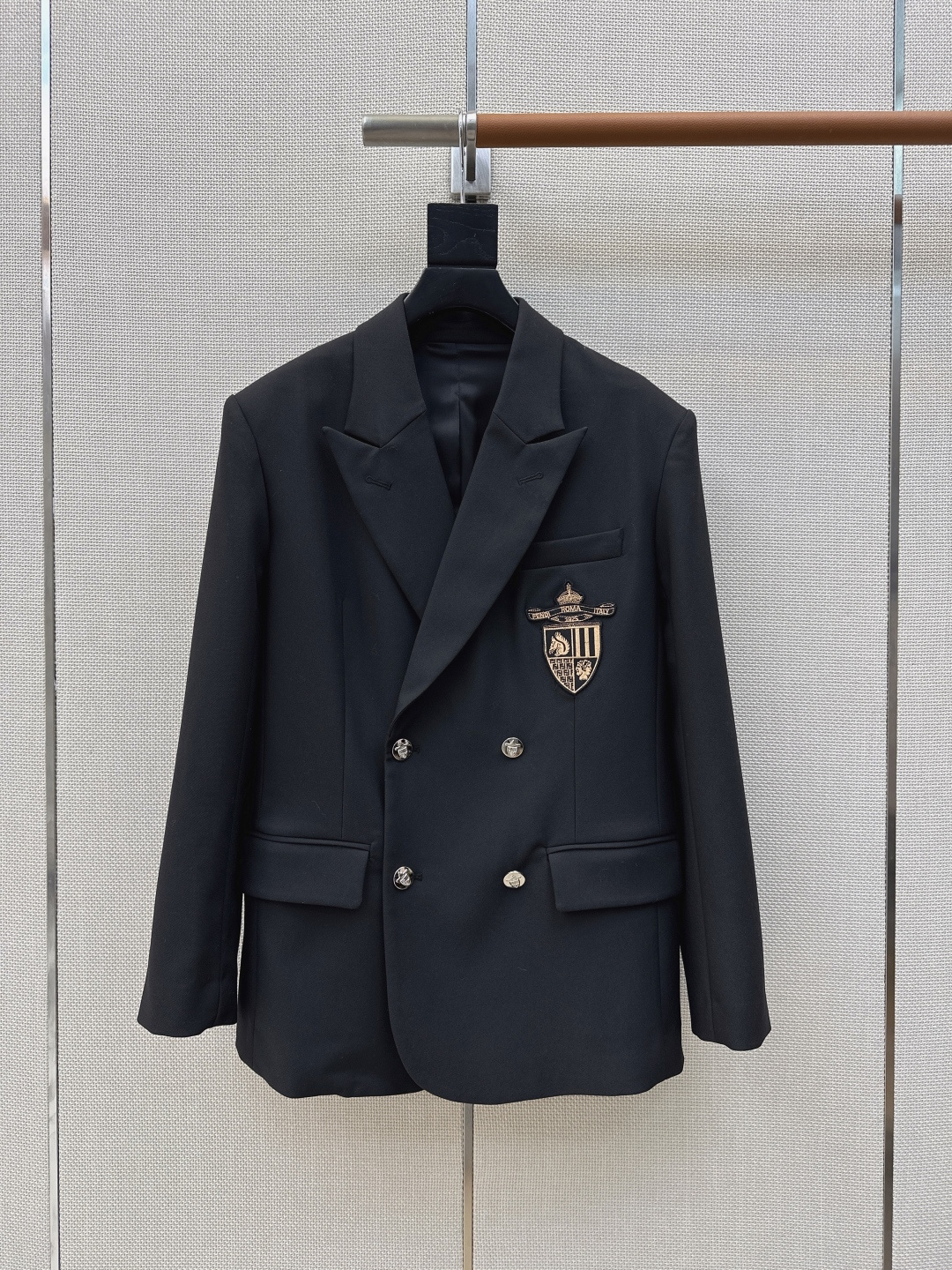 NO:744125,The same style as Song Yuqi's FD 26Ss - the latest men's and women's embroidered embroidered silhouette suit jacket for spring and summer. It is fashionable and practical. It can be worn casually and daily. It is also suitable for office workers. It is a well-tailored version. It is smart and neat. It has a slight shoulder pad design. It is particularly aura, full of heroic spirit and very practical to wear.  一色现货发售sml（s码肩宽35胸围104衣长69手工测量存在误差）,芬迪-服装,fendi,jackets & coats,business suit,19860909宋雨琦同款 FD 26Ss————春夏最新男女同款徽章刺绣装饰廓形西装外套 时髦感在线 实穿性很高 可休闲日常 职场OL也很适合 是合体剪裁的版型 干练利落 带有微垫肩设计 特别有气场 英气十足 非常实穿 一色现货发售sml（s码肩宽35胸围104衣长69手工测量存在误差）,芬迪-服装,fendi,jackets & coats,business suit,,Women's clothing