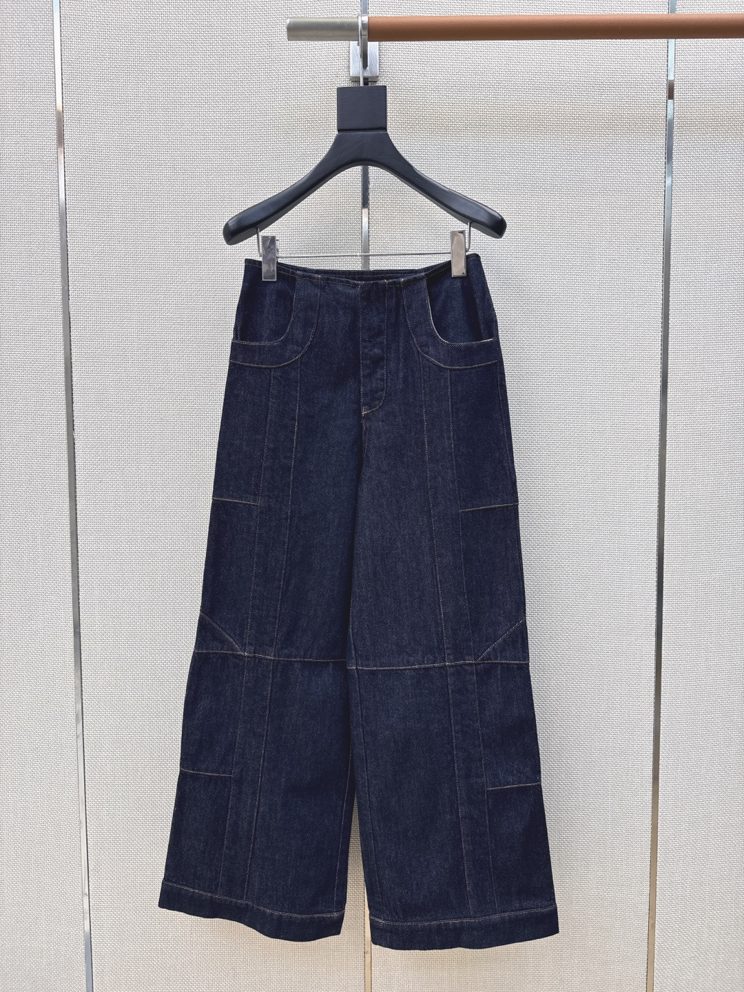 NO:744096,Exclusive launch of Miu 26Ss - the latest handsome workwear-style casual jeans in early spring, imported high-quality denim fabric, very stiff, Miu style sweet and cool girl outfit, strong American street style, fashionable street artifact, mid-high waist straight style tailoring, one color ready for sale sml (S size waist 66 hips 88 pants length 97 manual measurement error) pants, Miu Miu-clothing, miumiu, jeans,19860909独家首发 Miu 26Ss————早春最新款帅气十足工装风休闲牛仔裤进口高品质牛仔面料 挺括感很好 缪系甜酷少女穿搭 浓郁的美式街头风时髦炸街神器 中高腰直筒款版型剪裁 一色现货发售sml（s码腰围66臀围88裤长97手工测量存在误差）裤,缪缪-服装,miumiu,jeans,,Women's clothing