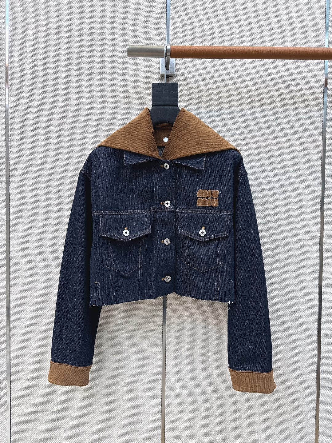 NO:744098,Miu 26Ss, a must-have for age-reducing styles - the latest spring and summer contrasting color large lapel short denim jacket. Super nice short jacket. Classic navy style lapel. Unattractive denim color. Simple and elegant. Recommended to match. One color ready for sale sml (S size shoulder width 48 bust 104 length 42 manual measurement error) jacket, Miu Miu-clothing, miumiu, jackets & coats,19860909减龄款必备 Miu 26Ss————春夏最新款撞色大翻领短款牛仔外套 超好看的小短款外套 经典的海军风翻领 不挑人的牛仔配色 简约又大气 推荐一套搭配 一色现货发售sml（s码肩宽48胸围104衣长42手工测量存在误差）外套,缪缪-服装,miumiu,jackets & coats,,Women's clothing