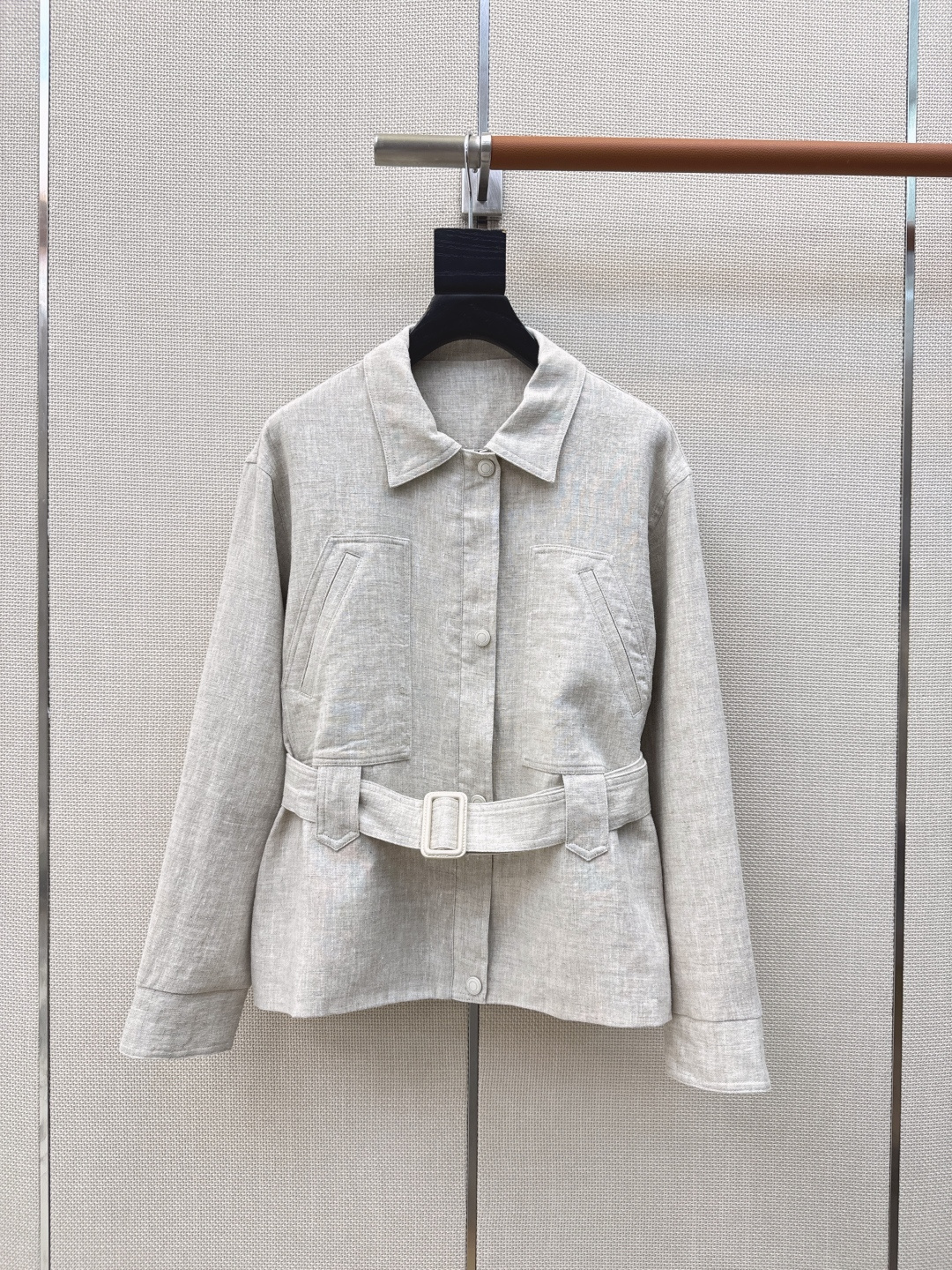 NO:744094,Advanced old money style outfit LP 26Ss - the latest traveler's minimalist style linen jacket in early spring, loose old money style classic pockets, adjustable waist, low-key luxury and elegant temperament, classic version with lapels, versatile and not picky~~ The dyed linen fabric is light, breathable and has a great texture. Two colors are available in stock sml (S size shoulder width 46, bust length 60, there is an error in manual measurement), women's clothing, loro piana, jackets & coats,19860909高级老钱风穿搭 LP 26Ss———早春最新款旅行者极简风亚麻外套松弛感的老钱风经典口袋 可调节收腰低调奢华气质优雅 气质翻领经典版型 百搭不挑人～～ 定染亚麻面料轻盈透气质感超赞 两色现货发售sml（s码肩宽46胸围衣长60手工测量存在误差）,女装,loro piana,jackets & coats,,Women's clothing