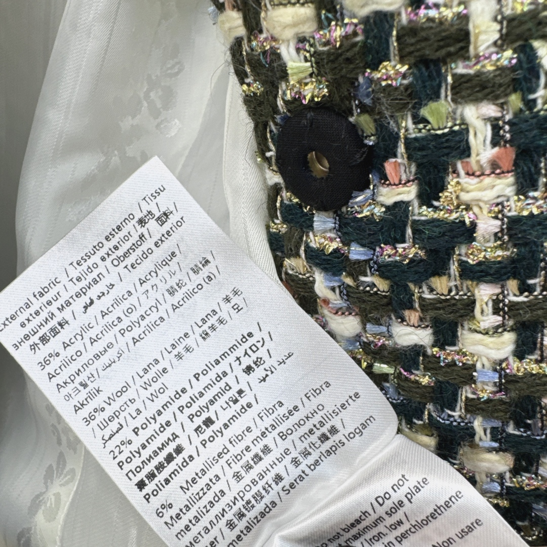 VLTN 26Ss————早春最新款混色粗花呢短外套🖤粗花呢肌理里藏着细碎的温柔色调 丝绒领结+钻扣细节