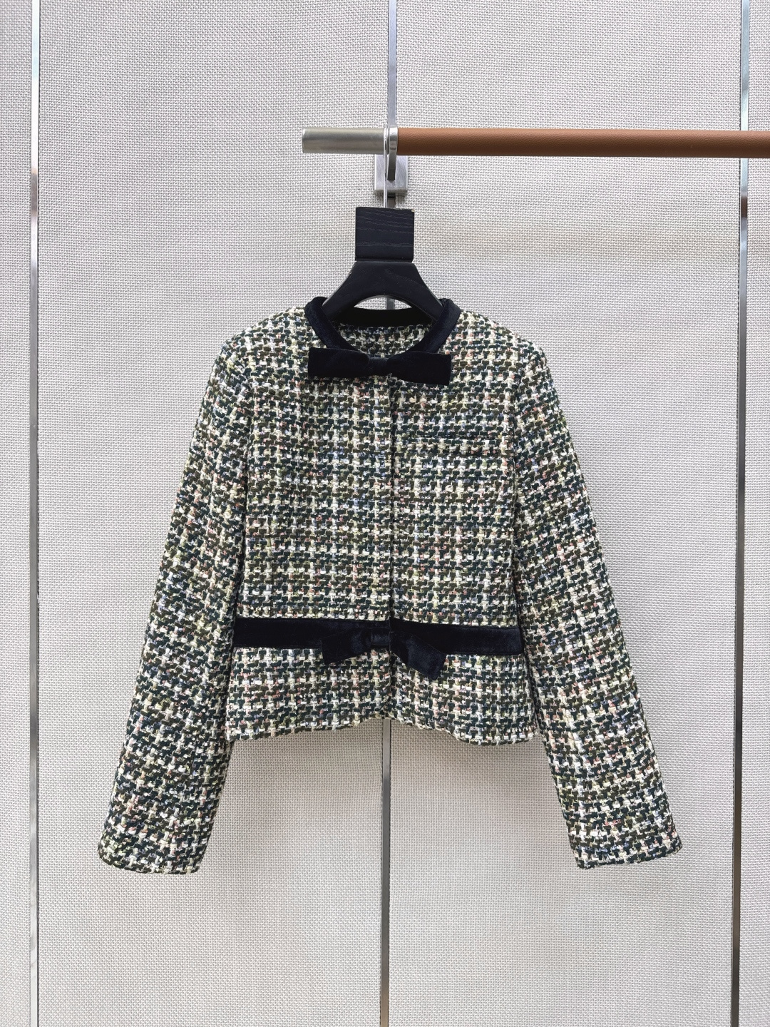 NO:744120,VLTN 26Ss————The latest mixed-color tweed short jacket in early spring. The tweed texture has soft tones hidden in the tweed texture. The velvet bow tie + diamond button details are exquisite. The short waisted version shows the proportion as soon as you wear it. It directly welds the retro elegance to the C position of all-season wear. One color ready for sale sml (S size shoulder width 36 bust 88 length 49 manual measurement error), Valentino-clothing, valentino, jackets &  coats,19860909VLTN 26Ss————早春最新款混色粗花呢短外套粗花呢肌理里藏着细碎的温柔色调 丝绒领结+钻扣细节戳中精致控 短款收腰版型一穿就显比例 直接把复古贵气焊在了全季穿搭的C位 一色现货发售sml（s码肩宽36胸围88衣长49手工测量存在误差）,华伦天奴-服装,valentino,jackets & coats,,Women's clothing