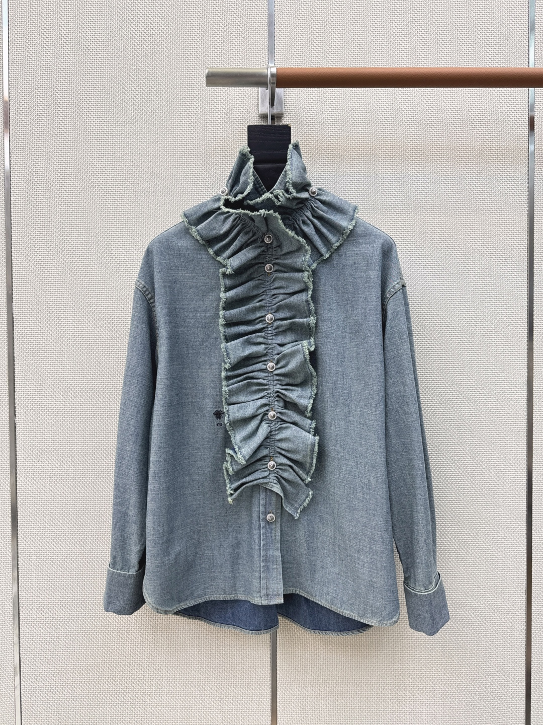 NO:744115,CD 26Ss————The latest spring and summer ear-trimmed court-style denim shirts, custom-made reverse denim wash fabrics, small stand-up collar, H-shaped tailoring, cool and relaxed feel, little bee embroidery, detachable ear-trimmed streamers, a two-wear model that adds style, salty or sweet, one color ready for sale sml (S size off-shoulder bust 112, length 67, manual measurement error), Dior-clothing, dior, shirts,19860909CD 26Ss————春夏最新款木耳边宫廷风牛仔衬衫定制反面正穿复古牛仔洗水面料 小立领H版型剪裁 自带清冷松弛感 小蜜蜂刺绣 可拆卸木耳边飘带 增添造型的两穿款 可盐可甜 一色现货发售sml（s码落肩胸围112衣长67手工测量存在误差）,迪奥-服装,dior,shirts,,Women's clothing