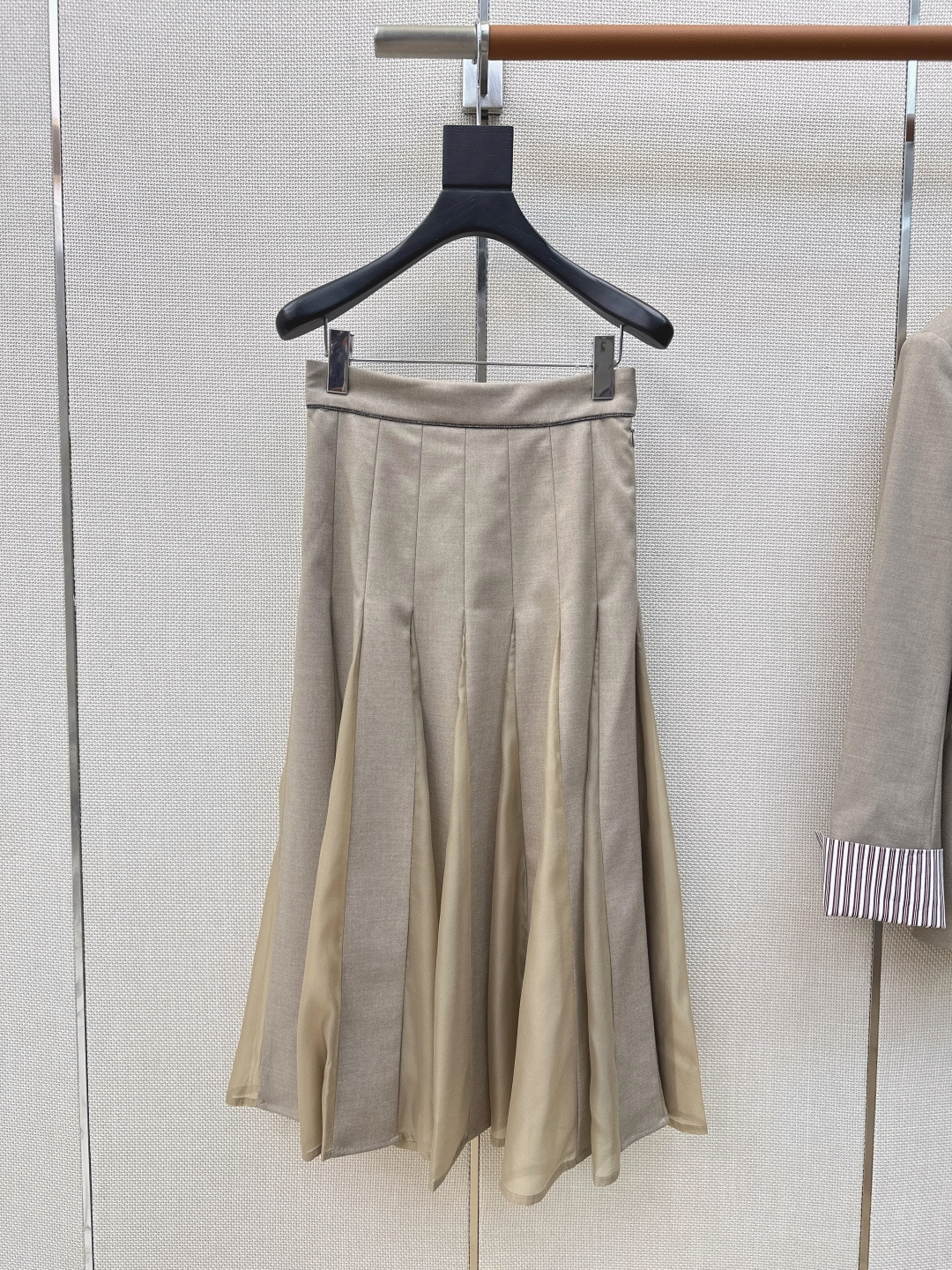 NO:744072,High-luxury minimalist style Bc 26Ss - the latest Italian-style elegant outfit for early autumn, spliced plaid sleeve blazer + copper chain decorated spliced skirt. A set of high-end items with a lazy and casual upper body. The copper bead chain decoration is low-key and luxurious. The design is awesome. Developed in one color. Ready for sale sml (S size suit, shoulder width 43, bust 104, length 70 skirt)  Waist 66 Hips 84 Skirt length 78 There are errors in manual measurement) Skirts, women's clothing, skirts, jackets & coats, business suits,19860909高奢极简风穿搭 Bc 26Ss———早秋最新款意式优雅穿搭套装拼接格纹袖子西装外套+铜链装饰拼接半裙 一套上身演绎慵懒随性的高级单品铜珠链装饰低调奢华设计感超赞 一色分开发 现货发售sml（s码西服 肩宽43胸围104衣长70 半裙 腰围66臀围84裙长78手工测量存在误差）半裙,女装,skirts,jackets & coats,business suit,,Women's clothing