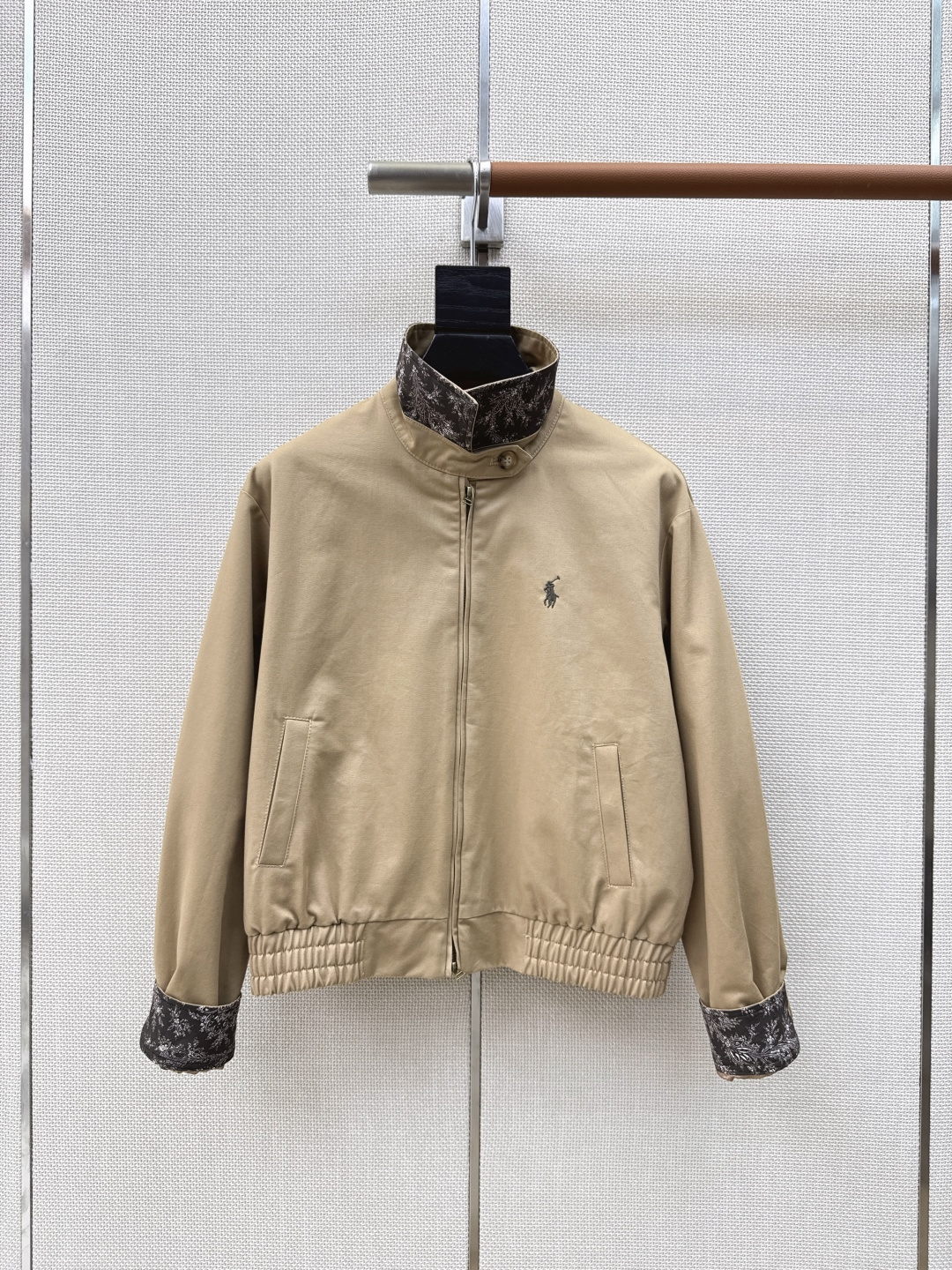 NO:744065,RL 26Ss————The latest spring and summer long-term wear veteran cadre style jacket with classic logo embroidery logo embellishment. Short zipper version. The upper body is casual, handsome and not picky. Retro girly feeling. Denim cotton fabric. Very stiff feeling. Versatile style recommended. One color ready for sale sml One color ready for sale sml (S size shoulder width 47 bust 104 length 52 manual measurement error), women's clothing, jackets & coats, jackets & coats,19860909RL 26Ss————春夏最新款长期主义穿搭老干部风夹克外套经典logo刺绣徽标点缀 短款拉链版型 上身休闲帅气不挑人 复古少女感 牛仔棉面料 挺括感很好 百搭款推荐 一色现货发售sml 一色现货发售sml（s码肩宽47胸围104衣长52手工测量存在误差）,女装,jackets & coats,jackets & coats,,Women's clothing