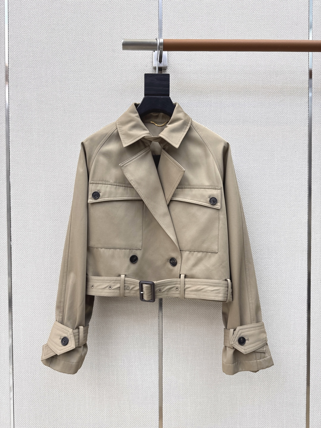 NO:744056,SLP 26Ss————The latest handsome short silhouette windbreaker jacket for spring and summer. A versatile windbreaker that is needed all year round. Casual and lazy. The hem belt design feels good and has a concave and convex shape. If you like the sense of design, you can wear it. It has a very relaxed feeling. It can be used for daily commuting. One color is available for sale sml (S size off shoulder bra, length 47, there is an error in manual measurement), Saint Laurent-clothing, loro piana, saint laurent, jackets & coats,19860909SLP 26Ss————春夏最新款帅气小短款廓形风衣外套一年四季都需要的一款多种穿搭风衣 休闲慵懒 下摆腰带设计 感觉很好凹凸造型 喜欢设计感的可以入哈 很有松弛感 日常通勤皆可 一色现货发售sml（s码落肩胸围衣长47手工测量存在误差）,圣罗兰-服装,loro piana,saint laurent,jackets & coats,,Women's clothing