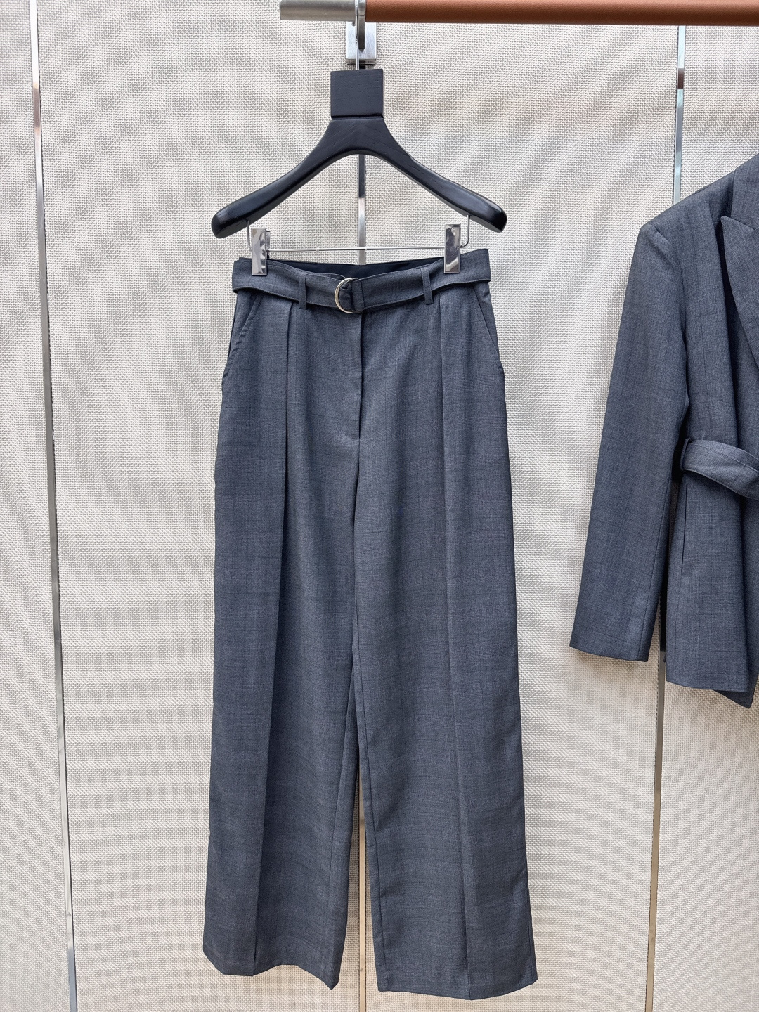 NO:744080,Loe 26Ss, the latest spring and summer style that is smart and handsome, pleated wide-leg plaid trousers with lace-up decoration and high-waist silhouette, straight-cut suit, practical and stylish, casual and handsome commuting essentials, versatile and easy to wear, custom-made worsted suit material, drape and comfortable, recommended to match  One color ready for sale sml (S size waist 66 hips 102 pants length 103 manual measurement error), Loewe-clothing, loewe, loewe, business suit,19860909高知感时髦精穿搭 Loe 26Ss————春夏最新款干练帅气压褶阔腿格纹西裤系带装饰设计立裁中高腰廓形西装直筒版型 实穿又有设计感 休闲帅气通勤必备品百搭不挑人哦 定制精纺西装料垂坠舒适 推荐一套搭配 一色现货发售sml（s码腰围66臀围102裤长103手工测量存在误差）,罗意威-服装,loewe,loewe,business suit,,Women's clothing