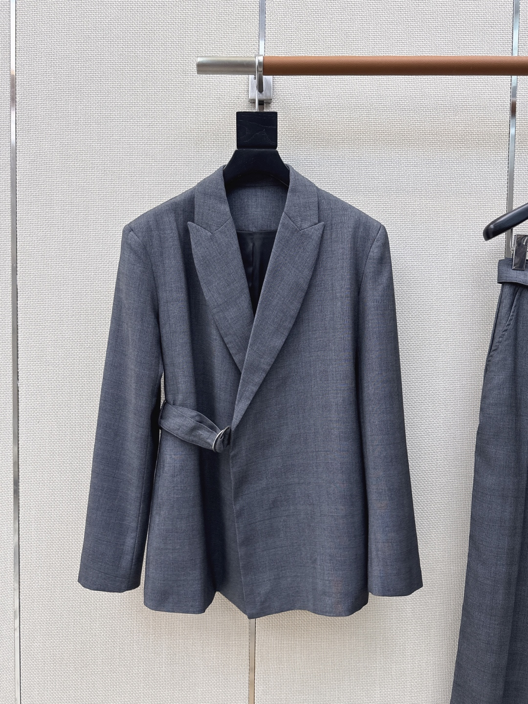 NO:744077,Loe 26Ss, the latest model for spring and summer that is smart and handsome. Irregular design plaid suit jacket with side buckle and belt decoration. Tailor-made version, versatile and stylish. Casual, handsome and commuting essentials. Versatile and stylish. Customized worsted suit material, drape and comfortable.  One color ready for sale sml (S size shoulder width 43 bust 106 length 71 manual measurement error), Loewe-clothing, loewe, loewe, jackets & coats, business suit,19860909高知感时髦精穿搭 Loe 26Ss————春夏最新款干练帅气不规则设计格纹西装外套侧扣系腰带装饰设计 立裁版型百搭不挑人又有设计感 休闲帅气通勤必备品百搭不挑人 定制精纺西装料垂坠舒适 一色现货发售sml（s码肩宽43胸围106衣长71手工测量存在误差）,罗意威-服装,loewe,loewe,jackets & coats,business suit,,Women's clothing