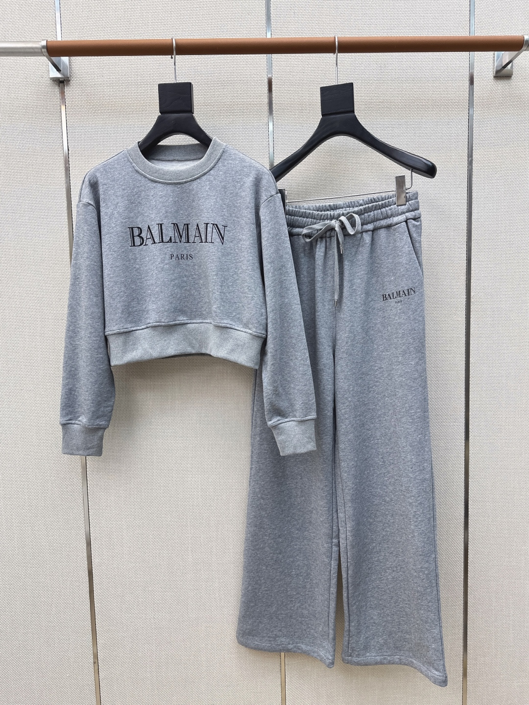 时髦休闲推荐 Bal 26Ss————春夏最新款字母印花装饰套装 🩶懒人一套时髦搭配 小短款圆领卫衣+松