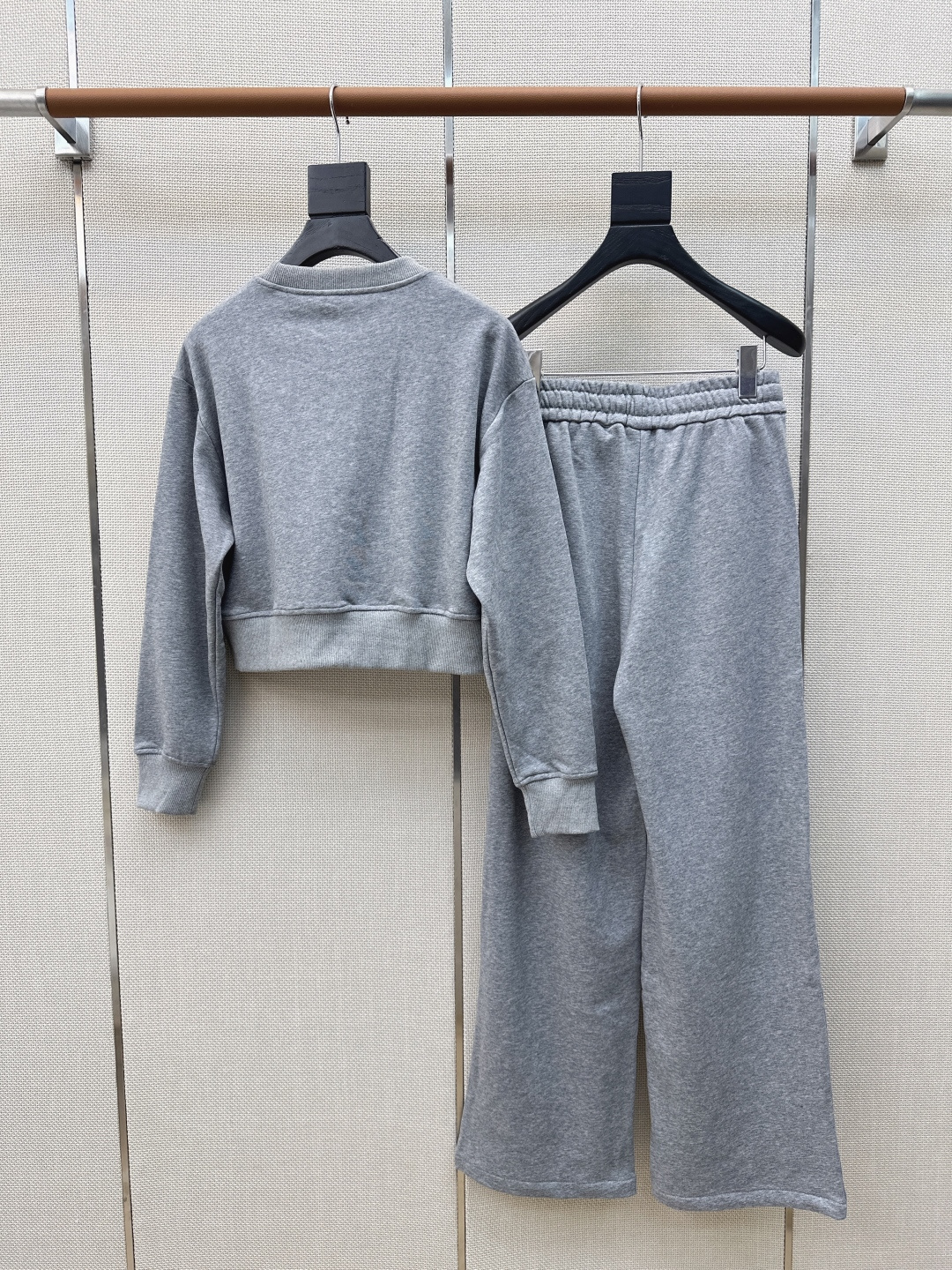 时髦休闲推荐 Bal 26Ss————春夏最新款字母印花装饰套装 🩶懒人一套时髦搭配 小短款圆领卫衣+松