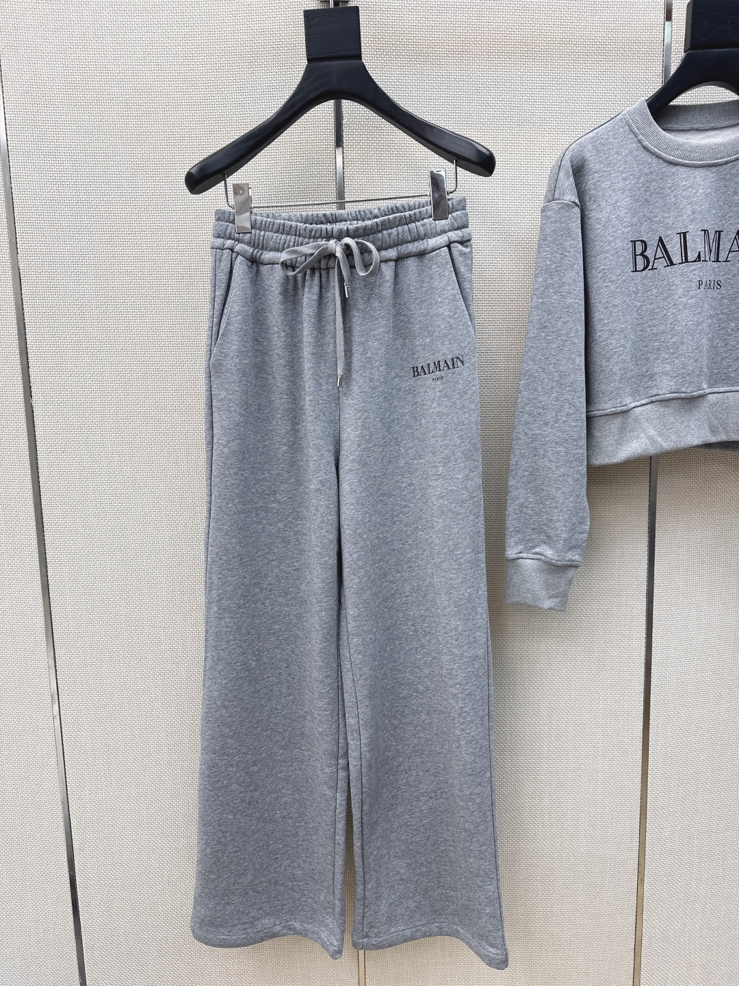 时髦休闲推荐 Bal 26Ss————春夏最新款字母印花装饰套装 🩶懒人一套时髦搭配 小短款圆领卫衣+松