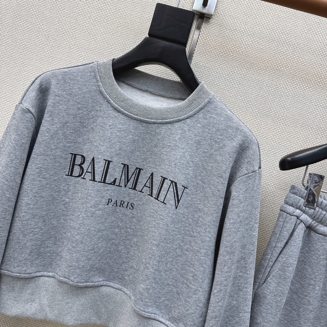 时髦休闲推荐 Bal 26Ss————春夏最新款字母印花装饰套装 🩶懒人一套时髦搭配 小短款圆领卫衣+松