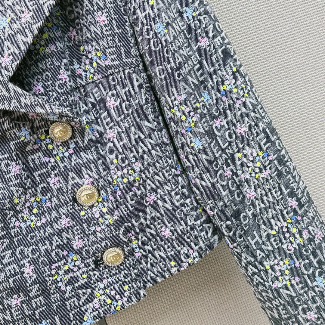 独家首发 C家 26Ss————春夏最新款重磅烫金工艺装饰牛仔外套 🩶小短款翻领版型剪裁 一年四季都可以