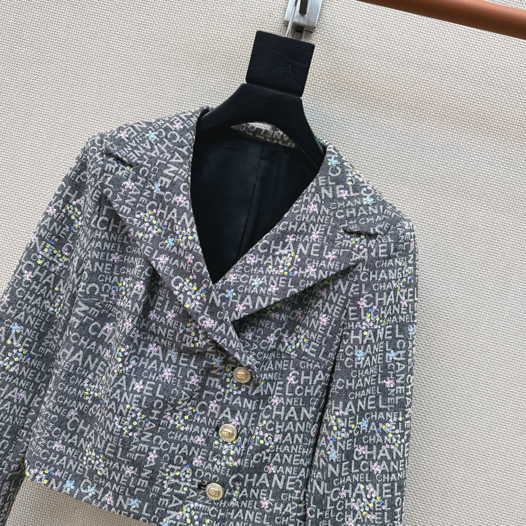 独家首发 C家 26Ss————春夏最新款重磅烫金工艺装饰牛仔外套 🩶小短款翻领版型剪裁 一年四季都可以