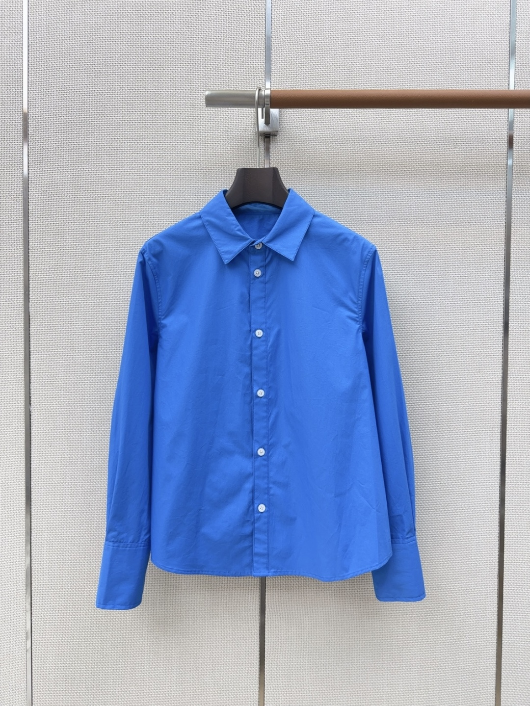 CE 26Ss————早春新款克莱因蓝府绸衬衫💙以极具视觉冲击力的高饱和克莱因蓝为主调 挺括的府绸面料带