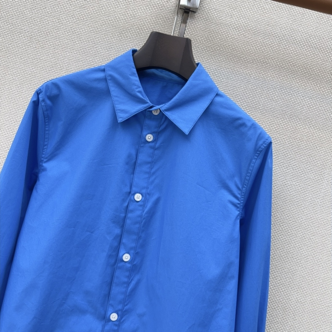 CE 26Ss————早春新款克莱因蓝府绸衬衫💙以极具视觉冲击力的高饱和克莱因蓝为主调 挺括的府绸面料带