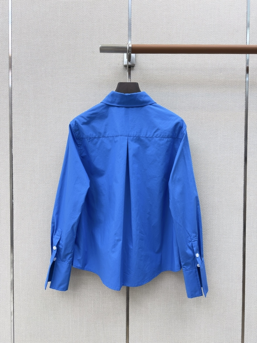 CE 26Ss————早春新款克莱因蓝府绸衬衫💙以极具视觉冲击力的高饱和克莱因蓝为主调 挺括的府绸面料带