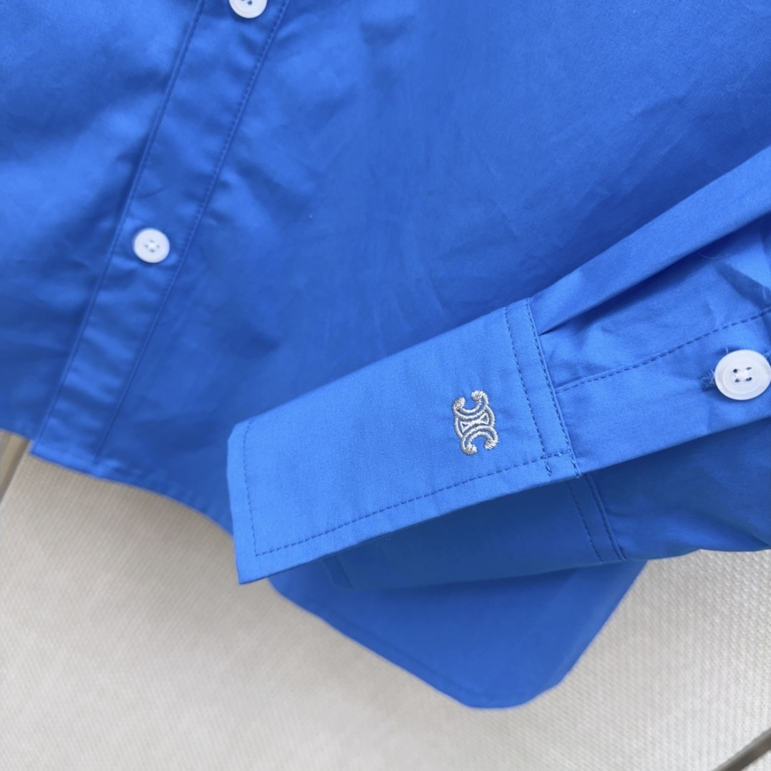 CE 26Ss————早春新款克莱因蓝府绸衬衫💙以极具视觉冲击力的高饱和克莱因蓝为主调 挺括的府绸面料带