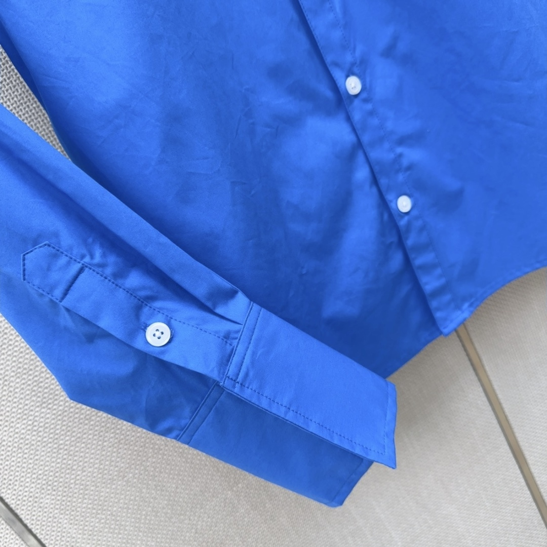 CE 26Ss————早春新款克莱因蓝府绸衬衫💙以极具视觉冲击力的高饱和克莱因蓝为主调 挺括的府绸面料带
