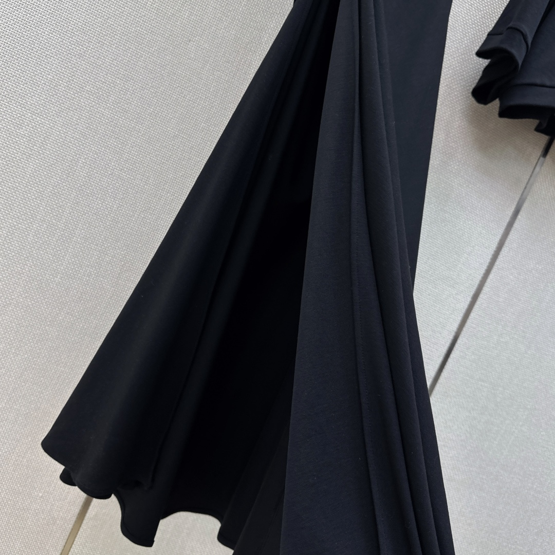 独家首发 Ala 26Ss————春夏最新款小短款立领短袖上衣+褶皱长款半裙 🖤一套搭配 优雅性感迷人气