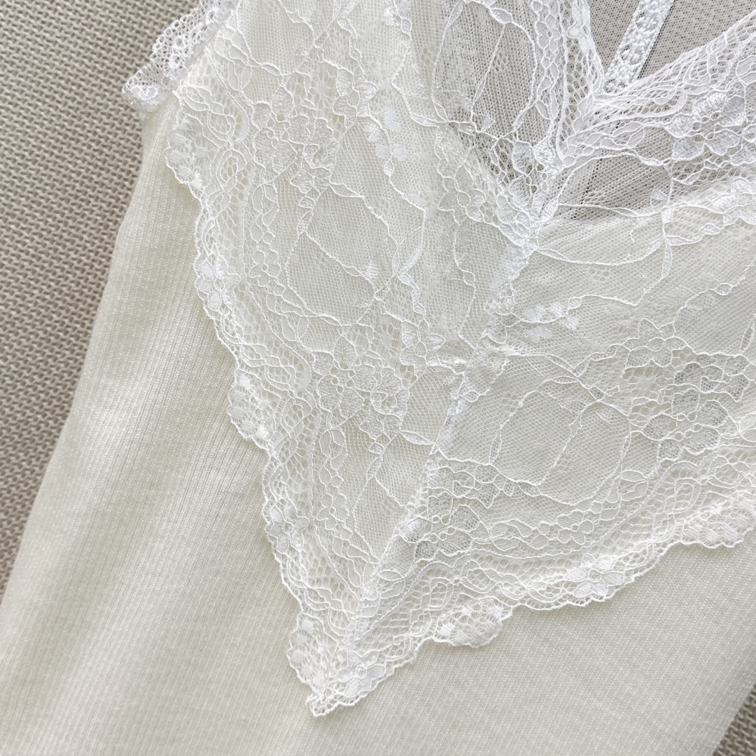 温柔日常必备内搭 Es 26Ss————春夏最新款温柔女孩必备蕾丝拼接无袖针织衫🤍太好搭啦〰️很日常的温