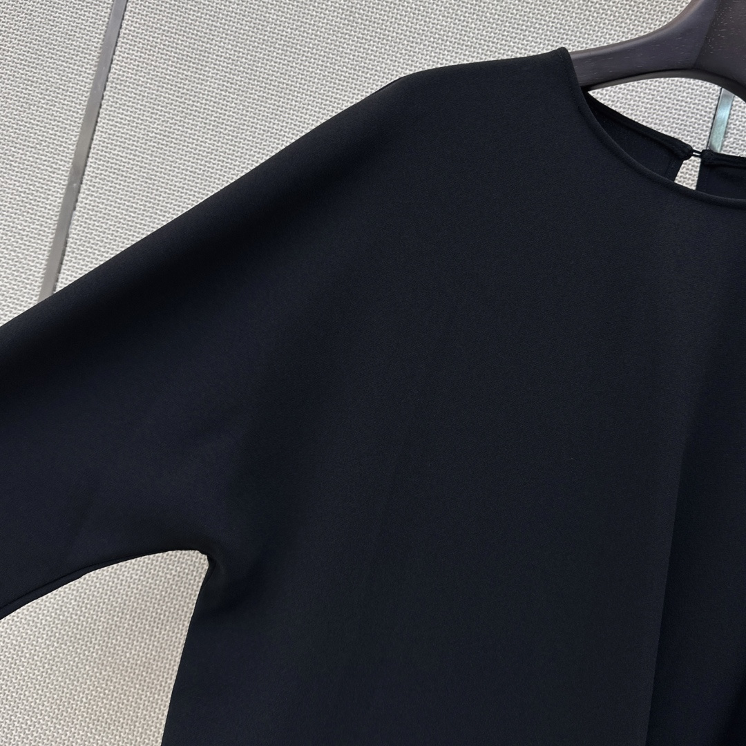 日常休闲穿搭 Ce 26Ss————春夏最新款定制金属链条装饰一件式穿搭连衣裙🖤 一件式穿搭时髦指南针 