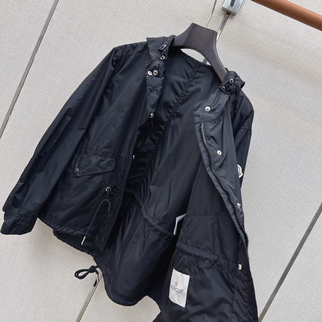 MC 26Ss————春夏最新款连帽风衣外套🖤轻盈而实用 是日常衣橱的基础款单品 采用通透的风衣面料 帅