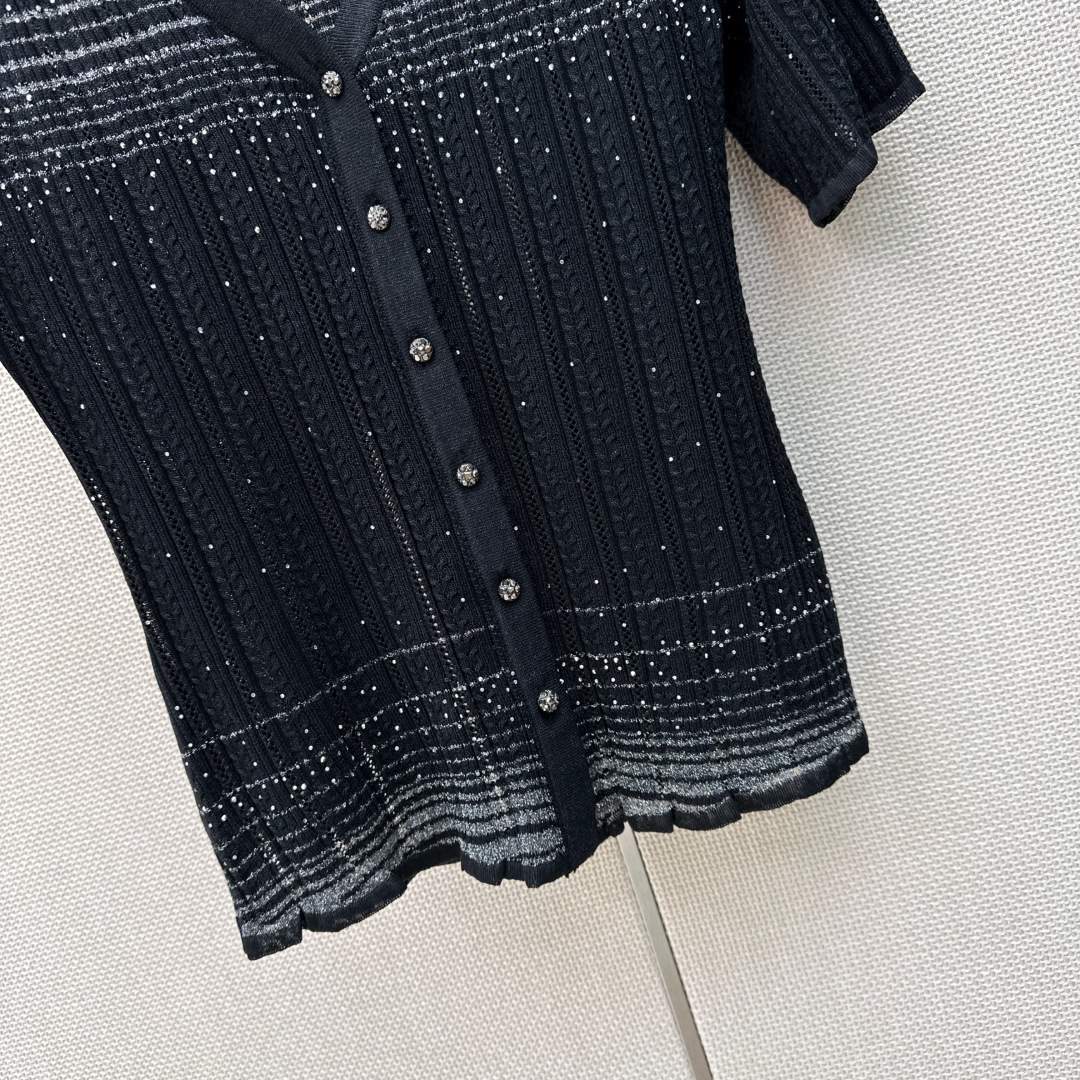 独家首发 C家 25Ss————春夏最新款针织套装🤍烫钻V领修身针织衫+高腰半裙 重磅波浪纹烫钻装饰 精