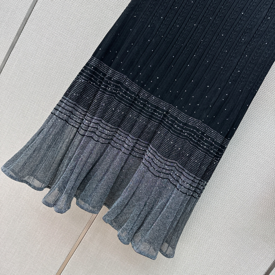 独家首发 C家 25Ss————春夏最新款针织套装🤍烫钻V领修身针织衫+高腰半裙 重磅波浪纹烫钻装饰 精