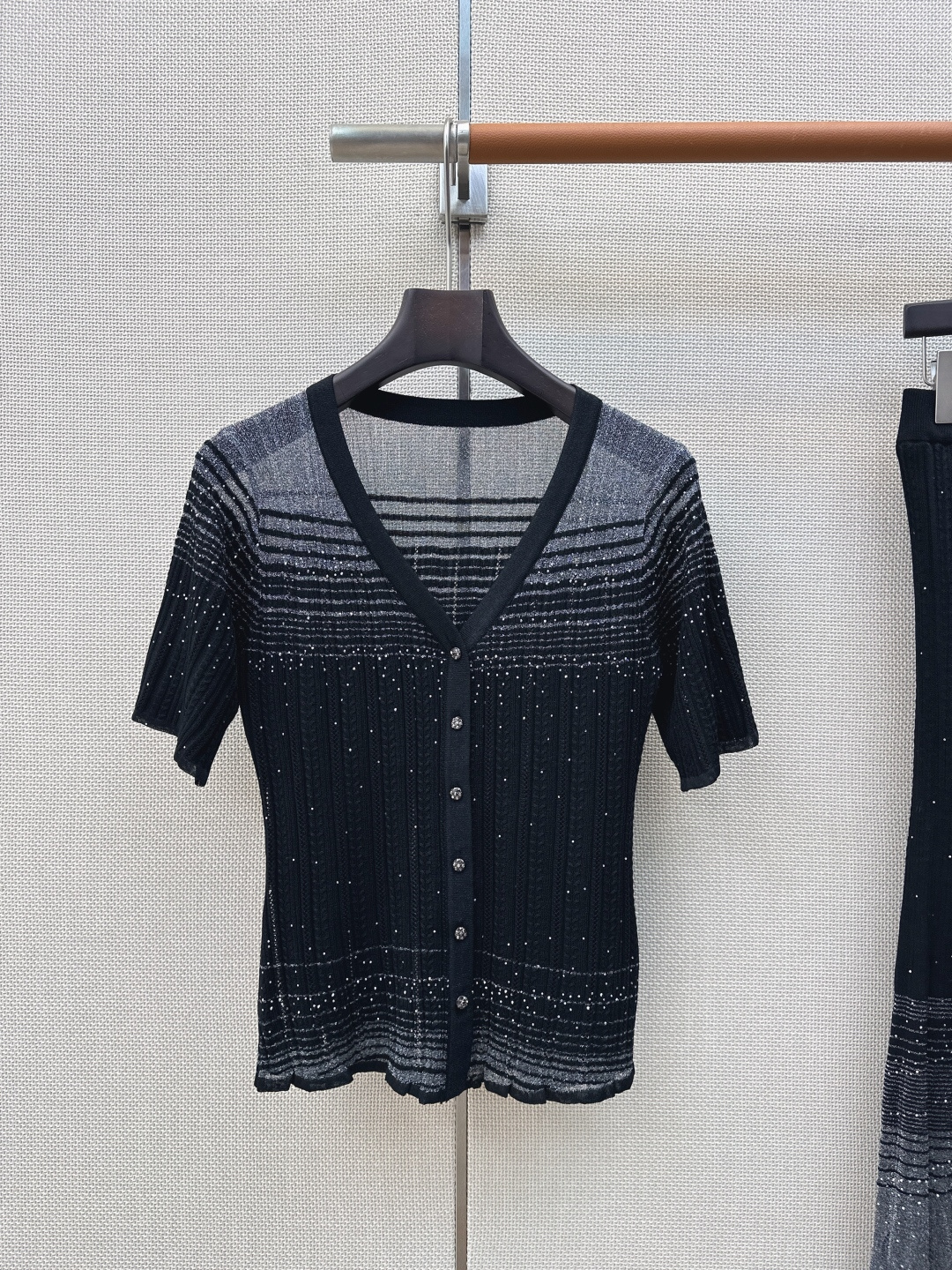 独家首发 C家 25Ss————春夏最新款针织套装🤍烫钻V领修身针织衫+高腰半裙 重磅波浪纹烫钻装饰 精