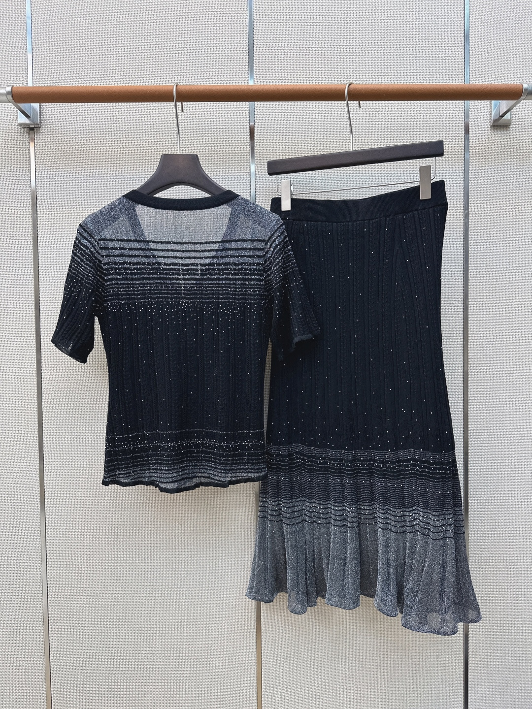 独家首发 C家 25Ss————春夏最新款针织套装🤍烫钻V领修身针织衫+高腰半裙 重磅波浪纹烫钻装饰 精