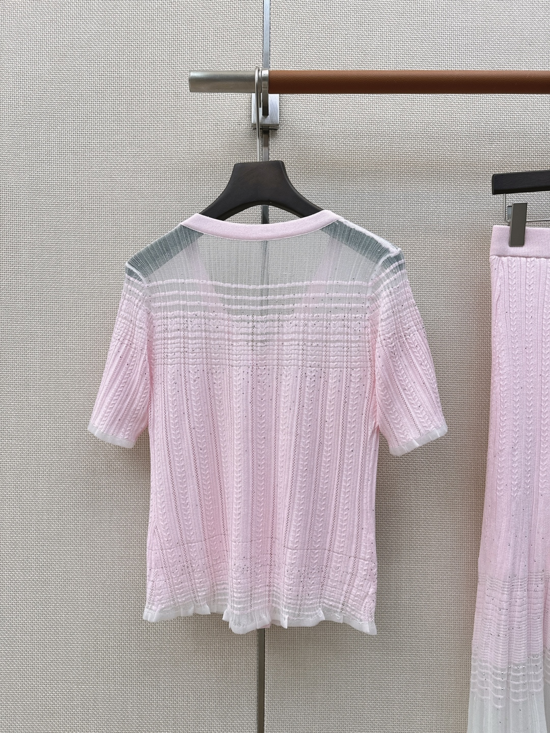 独家首发 C家 25Ss————春夏最新款针织套装🤍烫钻V领修身针织衫+高腰半裙 重磅波浪纹烫钻装饰 精