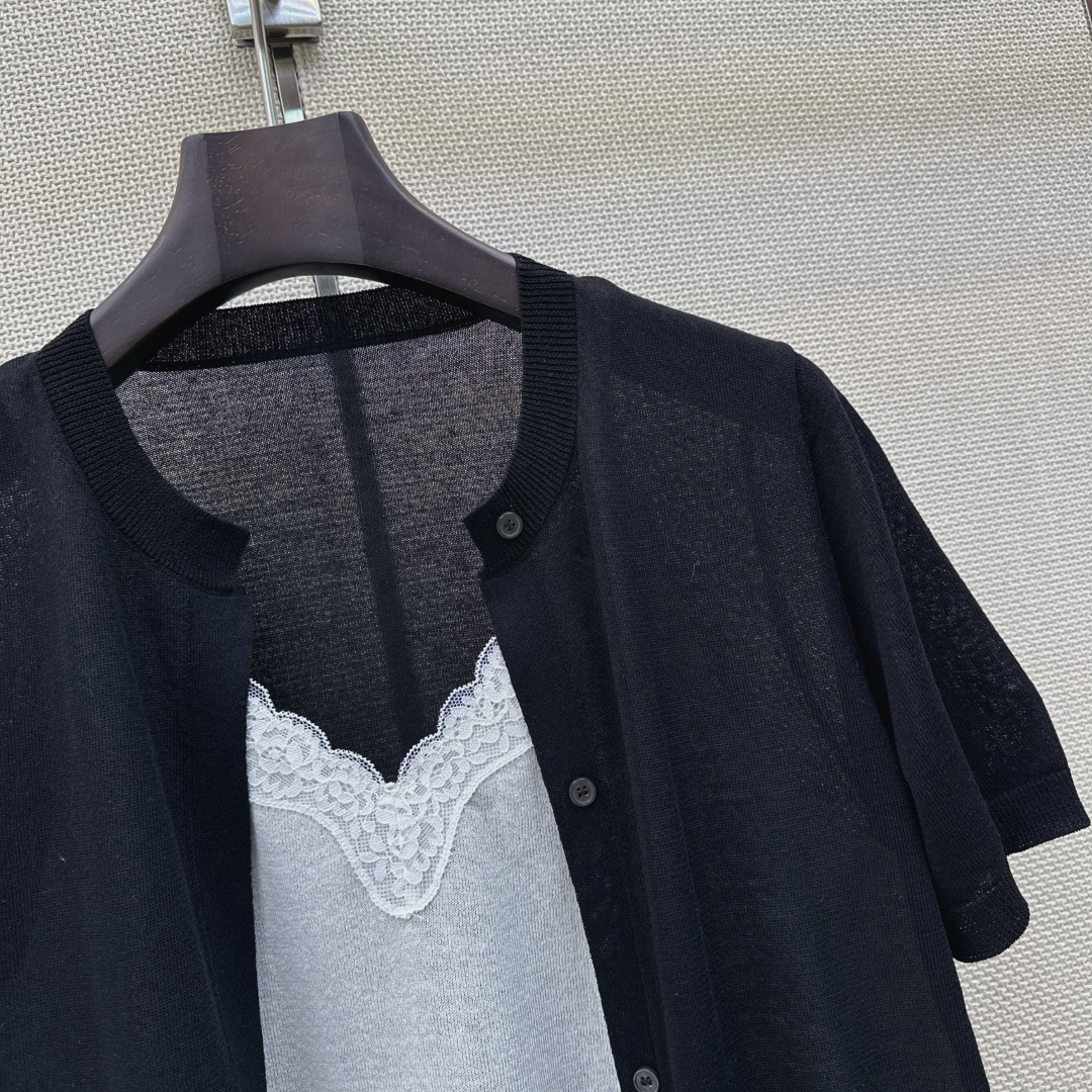 独家首发 Es 26Ss————春夏最新款假两件设计针织短袖上衣🖤超级高颜值的单品 拼接蕾丝撞色设计 时