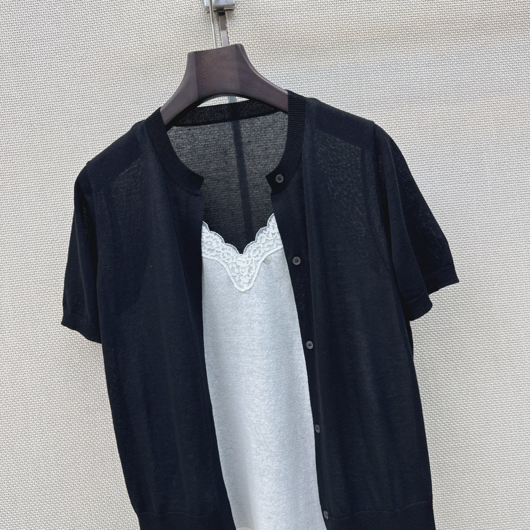独家首发 Es 26Ss————春夏最新款假两件设计针织短袖上衣🖤超级高颜值的单品 拼接蕾丝撞色设计 时