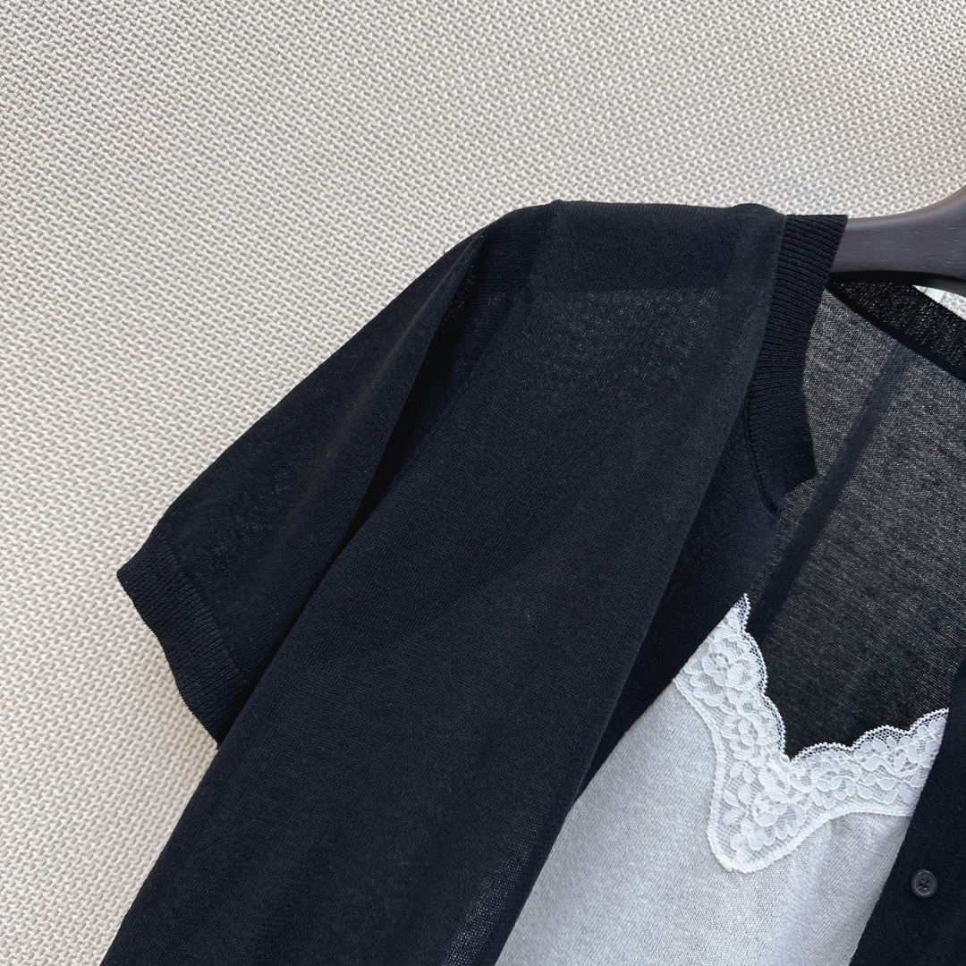独家首发 Es 26Ss————春夏最新款假两件设计针织短袖上衣🖤超级高颜值的单品 拼接蕾丝撞色设计 时