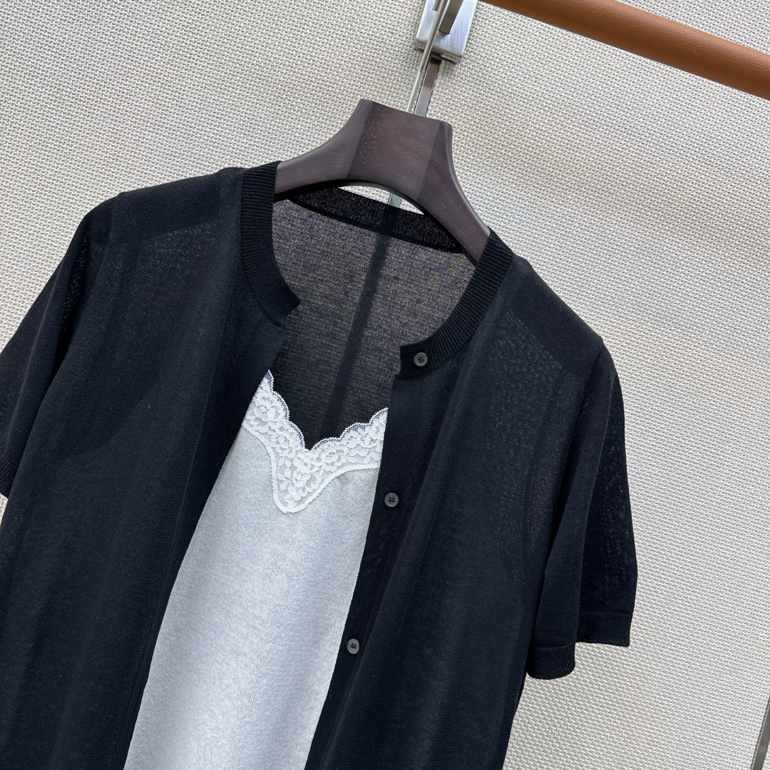 独家首发 Es 26Ss————春夏最新款假两件设计针织短袖上衣🖤超级高颜值的单品 拼接蕾丝撞色设计 时
