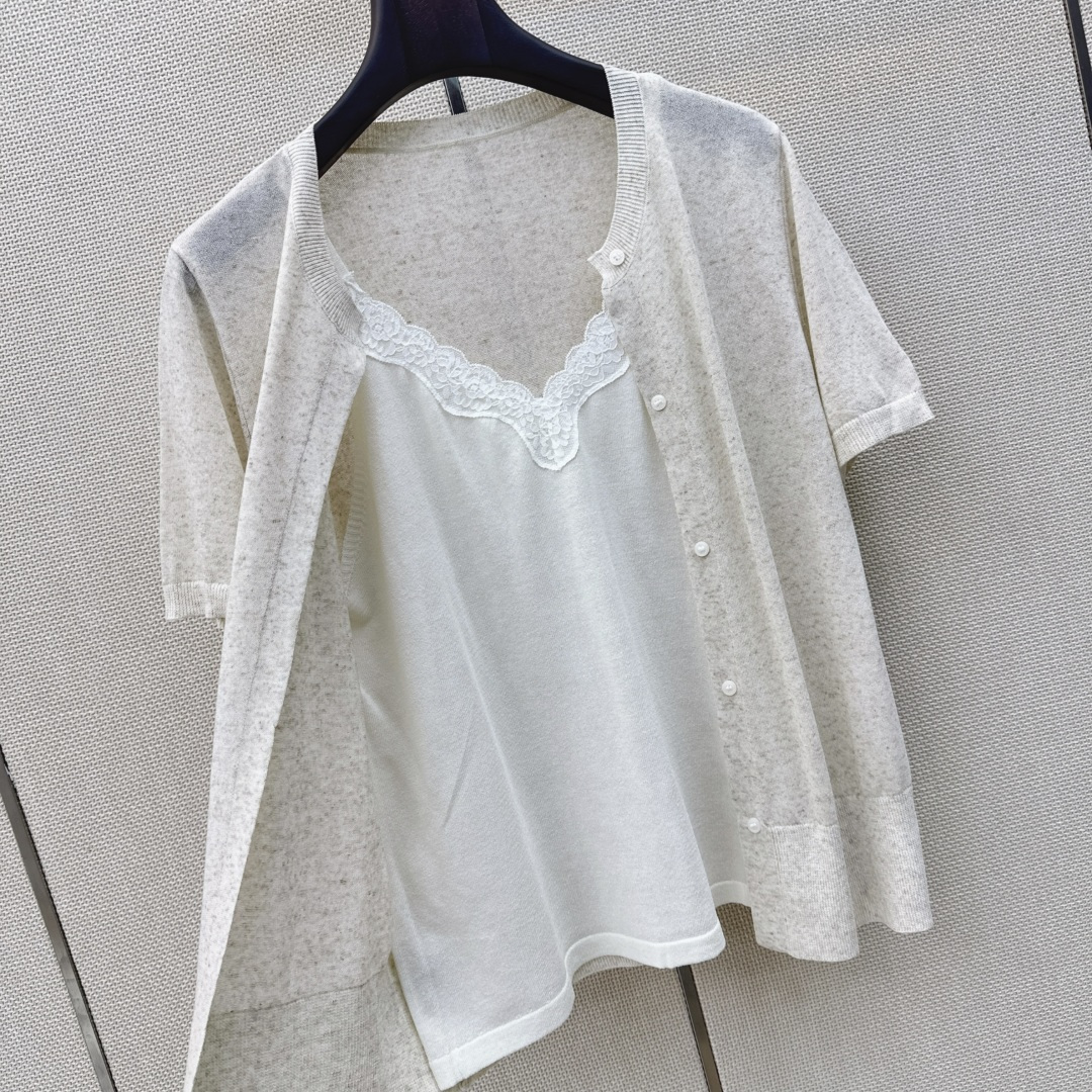 独家首发 Es 26Ss————春夏最新款假两件设计针织短袖上衣🖤超级高颜值的单品 拼接蕾丝撞色设计 时