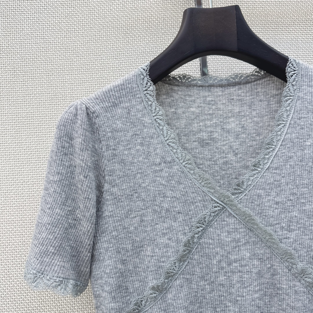 温柔日常必备内搭 Es 26Ss————春夏最新款温柔女孩必备蕾丝拼接短袖针织衫 🤍太好搭啦〰️很日常的