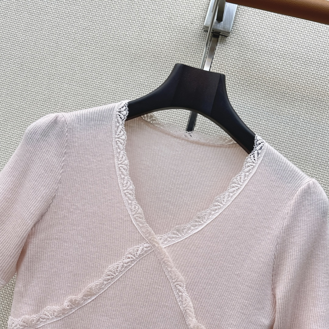 温柔日常必备内搭 Es 26Ss————春夏最新款温柔女孩必备蕾丝拼接短袖针织衫 🤍太好搭啦〰️很日常的