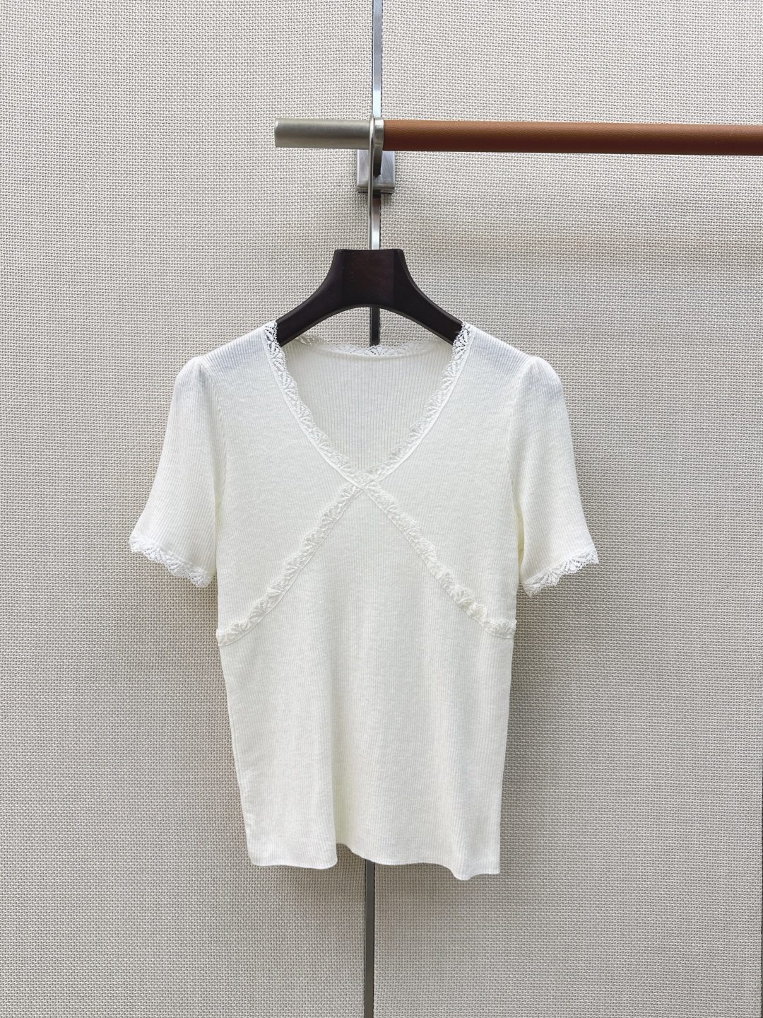 温柔日常必备内搭 Es 26Ss————春夏最新款温柔女孩必备蕾丝拼接短袖针织衫 🤍太好搭啦〰️很日常的