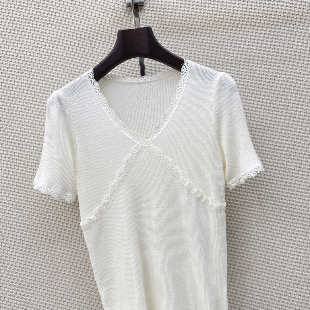 温柔日常必备内搭 Es 26Ss————春夏最新款温柔女孩必备蕾丝拼接短袖针织衫 🤍太好搭啦〰️很日常的