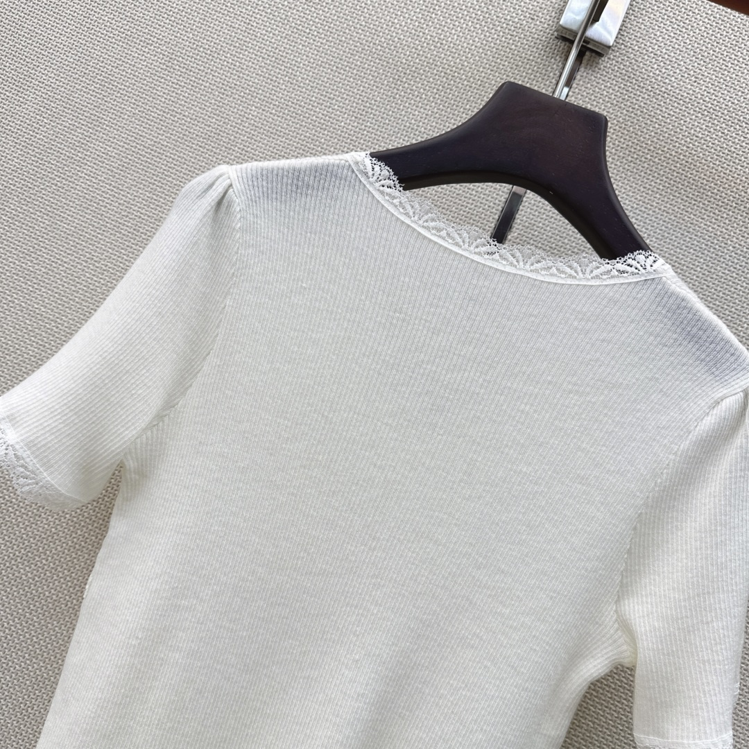 温柔日常必备内搭 Es 26Ss————春夏最新款温柔女孩必备蕾丝拼接短袖针织衫 🤍太好搭啦〰️很日常的