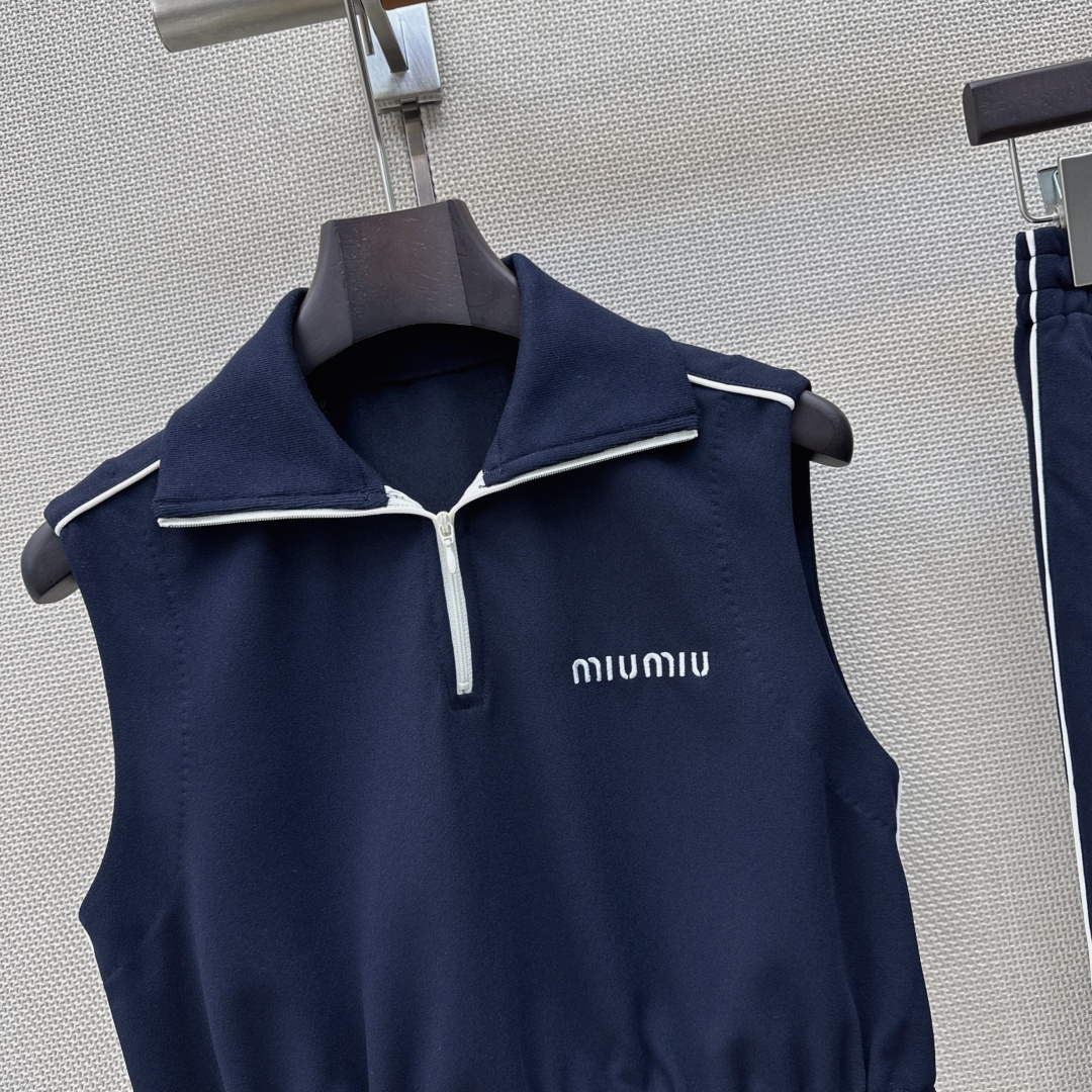 时髦休闲推荐 Miu 26Ss————春夏最新款减龄时髦套装小短款上衣+松紧腰直筒裤 懒人一套时髦搭配 时髦休闲推荐 Miu 26Ss————春夏最新款减龄时髦套装小短款上衣+松紧腰直筒裤 懒人一套时髦搭配