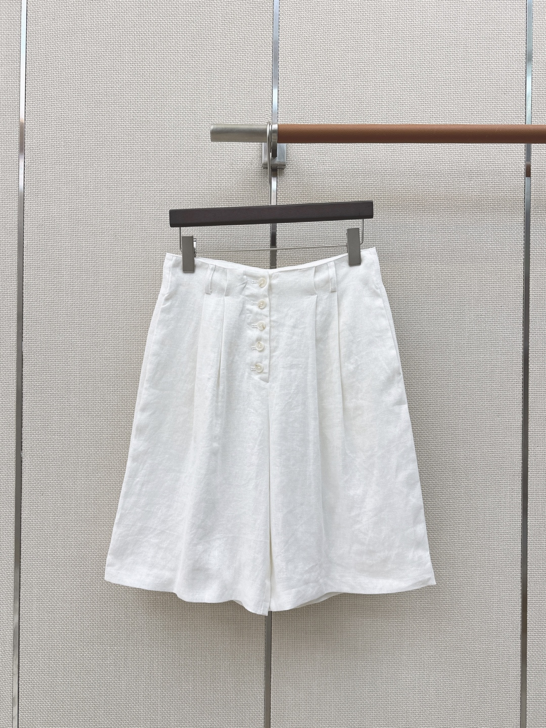lp🆕 26Ss————春夏最新款意式极简风优雅套装🤍宽松极简无袖翻领衬衫+排扣五分裤  复古休闲又时髦
