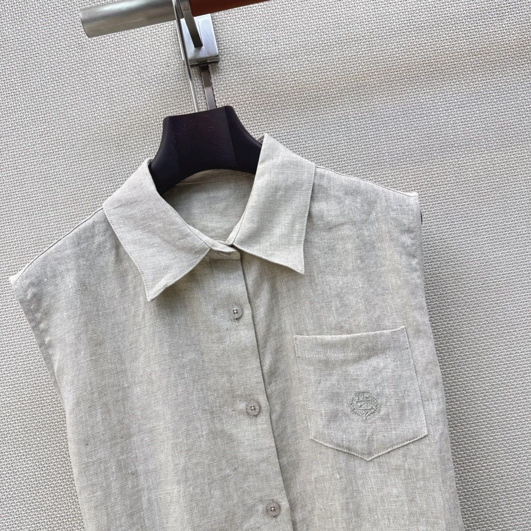 lp🆕 26Ss————春夏最新款意式极简风优雅套装🤍宽松极简无袖翻领衬衫+排扣五分裤 复古休闲又时髦 lp🆕 26Ss————春夏最新款意式极简风优雅套装🤍宽松极简无袖翻领衬衫+排扣五分裤 复古休闲又时髦